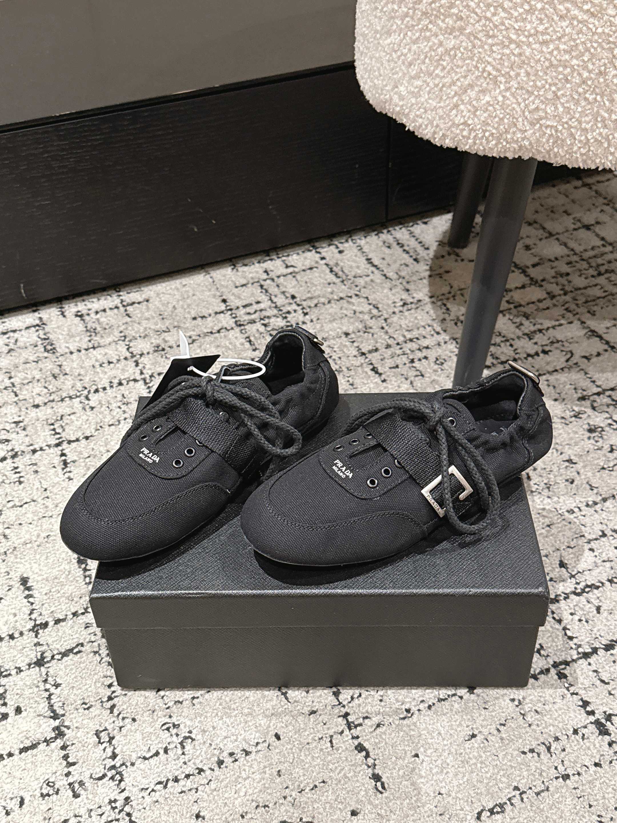 NO:723430,- 26Ss new spring and summer Prada thin-soled casual shoes, Forrest Gump shoes, lace-up canvas sneakers. This exquisite sneaker has smooth lines, blends sports vitality with minimalist lines, and expresses contemporary charm. Made of canvas, with a lightweight and thin rubber sole, the shoe is decorated with an embossed letter logo. The upper is custom-made military canvas, the lining is sheepskin, and the sole is an open-molded TPU rubber outsole.  Size 35-39 (40.41 customized, non-refundable), casual shoes/sports shoes, prada, prada, sneakers, sheepskin19860909- 26Ss春夏新款Prada普拉达薄底休闲鞋德训鞋阿甘鞋系带帆布运动鞋 这款精致的运动鞋线条流畅,将运动活力与极简线条融为一体,表现当代魅力.选用帆布打造,搭配轻便纤薄的橡胶鞋底,鞋口饰有压花字母徽标. 鞋面定制军工帆布 内里垫脚羊皮 鞋底开模TPU橡胶大底 码数35-39（40.41定做不退换）,休闲鞋/运动鞋,prada,prada,sneakers,sheepskin,Women's Shoes