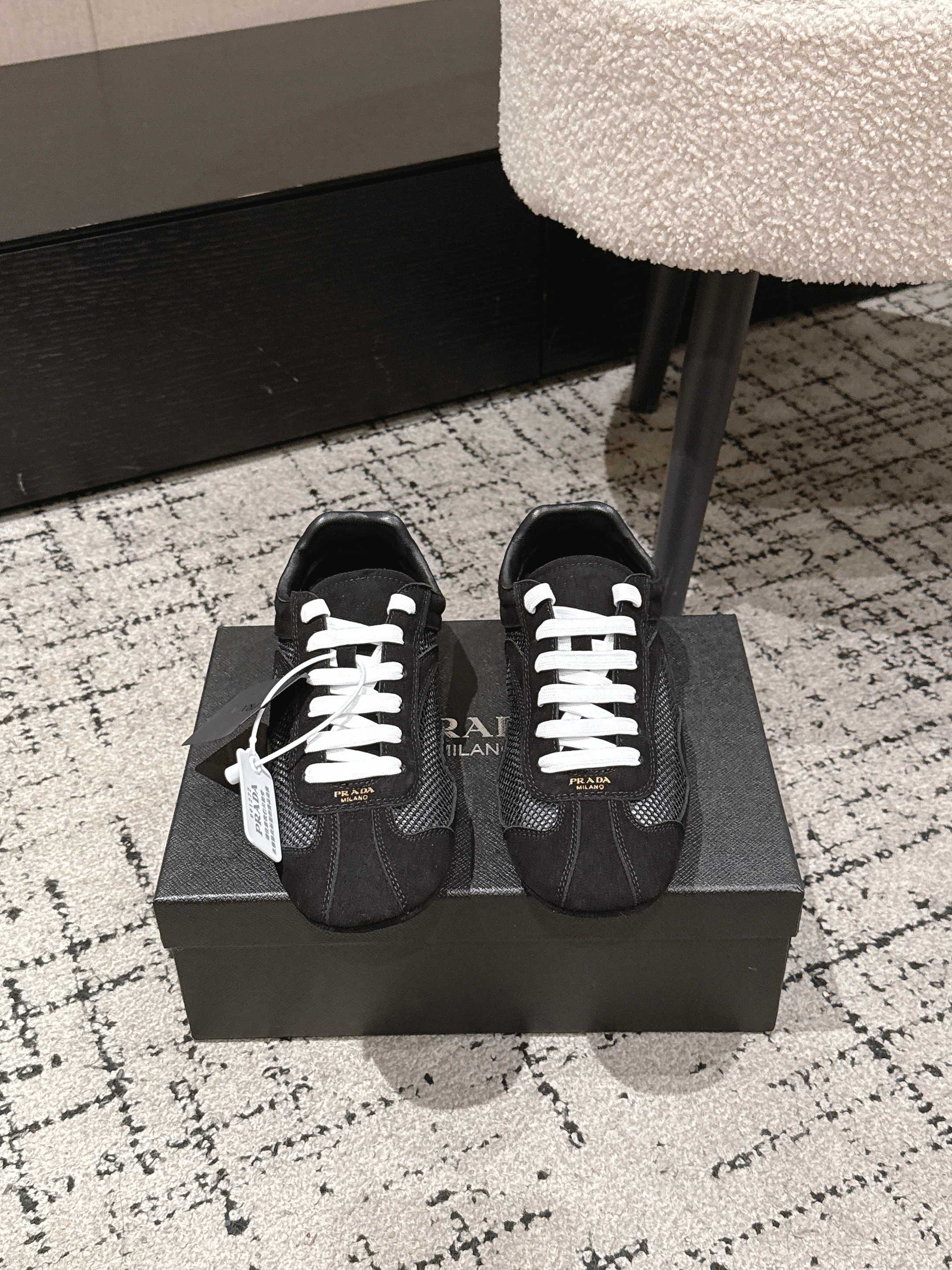 NO:723435,- 26Fw spring and summer new Prada Prada suede cow leather mesh sneakers retro moral training shoes lace-up casual sneakers Montecarlo suede cow leather and mesh sneakers The Linea Rossa series Montecarlo sneakers launched in 2005 perfectly combine style and comfort with elegant and innovative design. In this new interpretation, the shoes are made of soft and flexible materials  Nappa sheepskin upper. With a silhouette inspired by driving shoes, this shoe features a deconstructed sole for a lightweight look and smooth aesthetic. Stitched upper. Lined. Screen-printed Prada Milano logo. Flat laces. Lightweight, flexible sole with pronounced lugs that extend 0.5mm beyond the upper. High mercerized suede/air mesh upper. Sheepskin lining. Original open-molded rubber outsole.  Size 35-39 (40.41 customized, non-returnable), casual shoes/sports shoes, prada, prada, sneakers, cowhide, sheepskin19860909- 26Fw春夏新款Prada普拉达 绒面牛皮革网面运动鞋复古德训鞋系带休闲运动鞋Montecarlo绒面牛皮革和网眼运动鞋 2005年推出的Linea Rossa系列Montecarlo运动鞋,以高雅创新设计完美结合风格与舒适.在这一新诠释中,鞋履采用柔软灵活的 Nappa羊皮革鞋面.这款鞋履的廓形灵感源自驾驶鞋,采用解构鞋底设计,呈现轻盈外观和流畅美学.鞋面配缝线装饰.带衬里.丝网印花Prada Milano徽标.扁平鞋带.轻便灵活的鞋底,具有明显的凹凸纹,延伸至鞋面外0.5毫米. 鞋面高丝光牛反绒/空气层网 内里垫脚羊皮 鞋底原版开模橡胶大底 码数35-39（40.41定做不退换）,休闲鞋/运动鞋,prada,prada,sneakers,cowhide,sheepskin,Women's Shoes