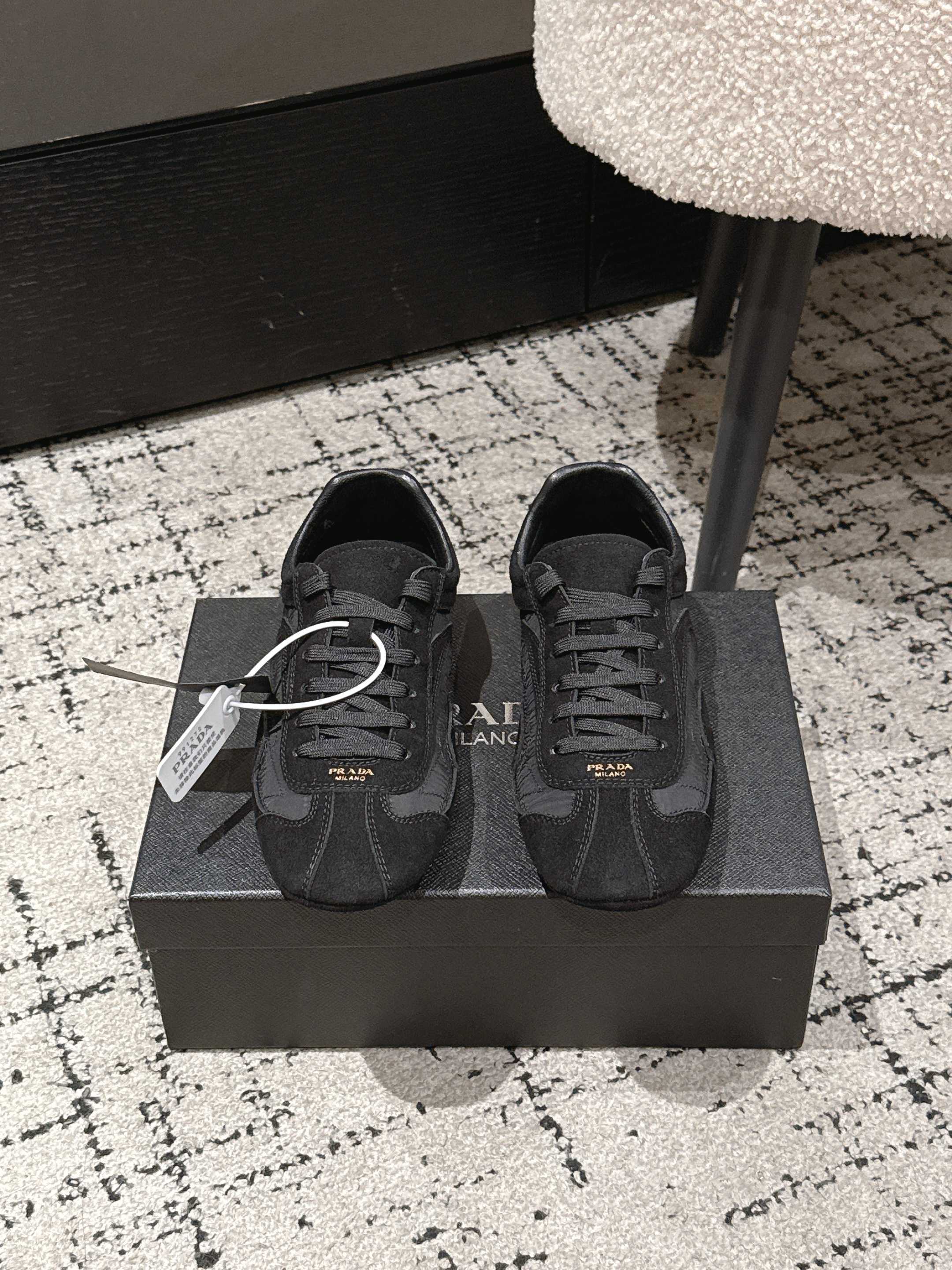 NO:723439,- 26Fw spring and summer new Prada Prada suede cow leather sneakers, retro moral training shoes, lace-up casual sneakers, Montecarlo suede cow leather and regenerated nylon sneakers. The Linea Rossa series Montecarlo sneakers launched in 2005 perfectly combine style and comfort with elegant and innovative design. In this new interpretation, the shoes are made of soft and flexible materials  Nappa sheepskin upper. The shoe's silhouette is inspired by driving shoes and features a deconstructed sole for a lightweight look and smooth aesthetic. Stitched upper. Lined. Screen-printed Prada Milano logo. Flat laces. Lightweight, flexible sole with pronounced lugs that extend 0.5mm beyond the upper. High mercerized smooth suede/ski fabric upper. Sheepskin lining. Original open-molded rubber outsole.  Size 35-39 (40.41 customized, non-returnable), casual shoes/sports shoes, prada, prada, sneakers, cowhide, sheepskin19860909- 26Fw春夏新款Prada普拉达 绒面牛皮革运动鞋复古德训鞋系带休闲运动鞋Montecarlo绒面牛皮革与再生尼龙运动鞋 2005年推出的Linea Rossa系列Montecarlo运动鞋,以高雅创新设计完美结合风格与舒适.在这一新诠释中,鞋履采用柔软灵活的 Nappa羊皮革鞋面.这款鞋履的廓形灵感源自驾驶鞋,采用解构鞋底设计,呈现轻盈外观和流畅美学.鞋面配缝线装饰.带衬里.丝网印花Prada Milano徽标.扁平鞋带.轻便灵活的鞋底,具有明显的凹凸纹,延伸至鞋面外0.5毫米. 鞋面高丝光牛反绒/滑雪服布 内里垫脚羊皮 鞋底原版开模橡胶大底 码数35-39（40.41定做不退换）,休闲鞋/运动鞋,prada,prada,sneakers,cowhide,sheepskin,Women's Shoes