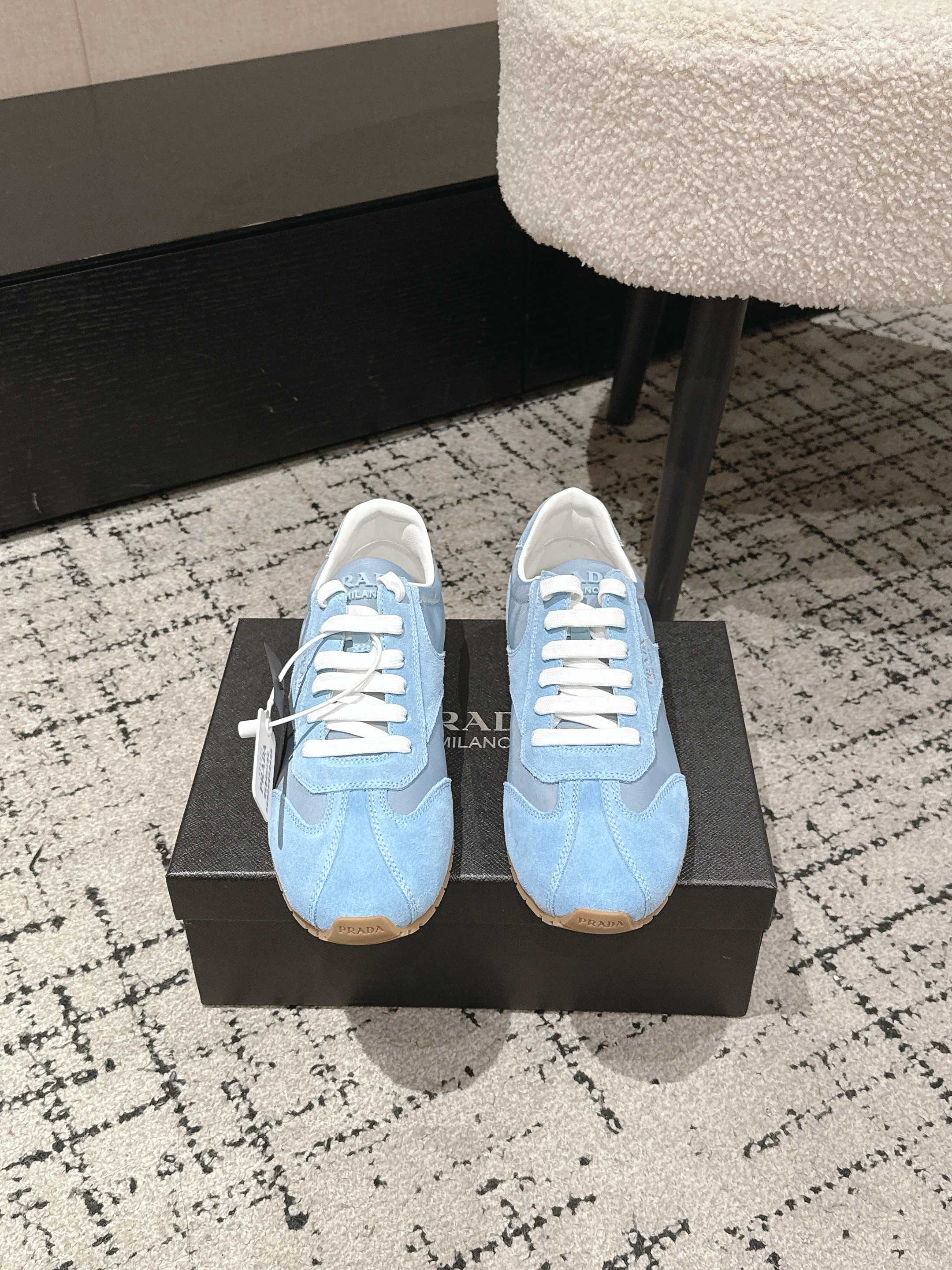 NO:723445,- 26Fw spring and summer new Prada suede cow leather sneakers, retro moral training shoes, lace-up casual sneakers. This sneaker adopts a soft and lightweight design, showing sports style and simple elegance. Smooth lines and soles outline the silhouette, perfectly balancing functionality, comfort and modern style.  The suede upper has a texture, and the inner sheepskin wrap is soft and waxy. The insole is thickened with lambskin, which is extremely comfortable to step on, has a sense of support, and feels well wrapped. The shoe shape is full of wrapping, light, easy to wear, and practical. It is a casual shoe that makes you taller and longer legs!  The upper is made of high-mercerized cow suede/ski cloth, and the inner lining is sheepskin. The sole is original molded TPU two-color outsole. Size 35-39 (40.41 custom-made, non-returnable), casual shoes/sports shoes, prada, prada, sneakers, cowhide, sheepskin, chamois leather19860909- 26Fw春夏新款Prada普拉达 绒面牛皮革运动鞋复古德训鞋系带休闲运动鞋 此款运动鞋采用柔软轻盈的设计,展现运动风格与简约高雅气质.流畅线条与鞋底勾勒出廓形,功能性、舒适性与现代风格完美平衡. 鞋面麂皮有肌理感,内里羊皮包裹,软软糯糯的.鞋垫加厚小羊皮,踩上去无比舒适,有支撑感,又包裹得很好的感觉 鞋型包裹感十足,轻便好穿实用的一款休闲鞋,显高显大长腿！ 鞋面高丝光牛反绒/滑雪服布 内里垫脚羊皮 鞋底原版开模TPU双色大底 码数35-39（40.41定做不退换）,休闲鞋/运动鞋,prada,prada,sneakers,cowhide,sheepskin,chamois leather,Women's Shoes