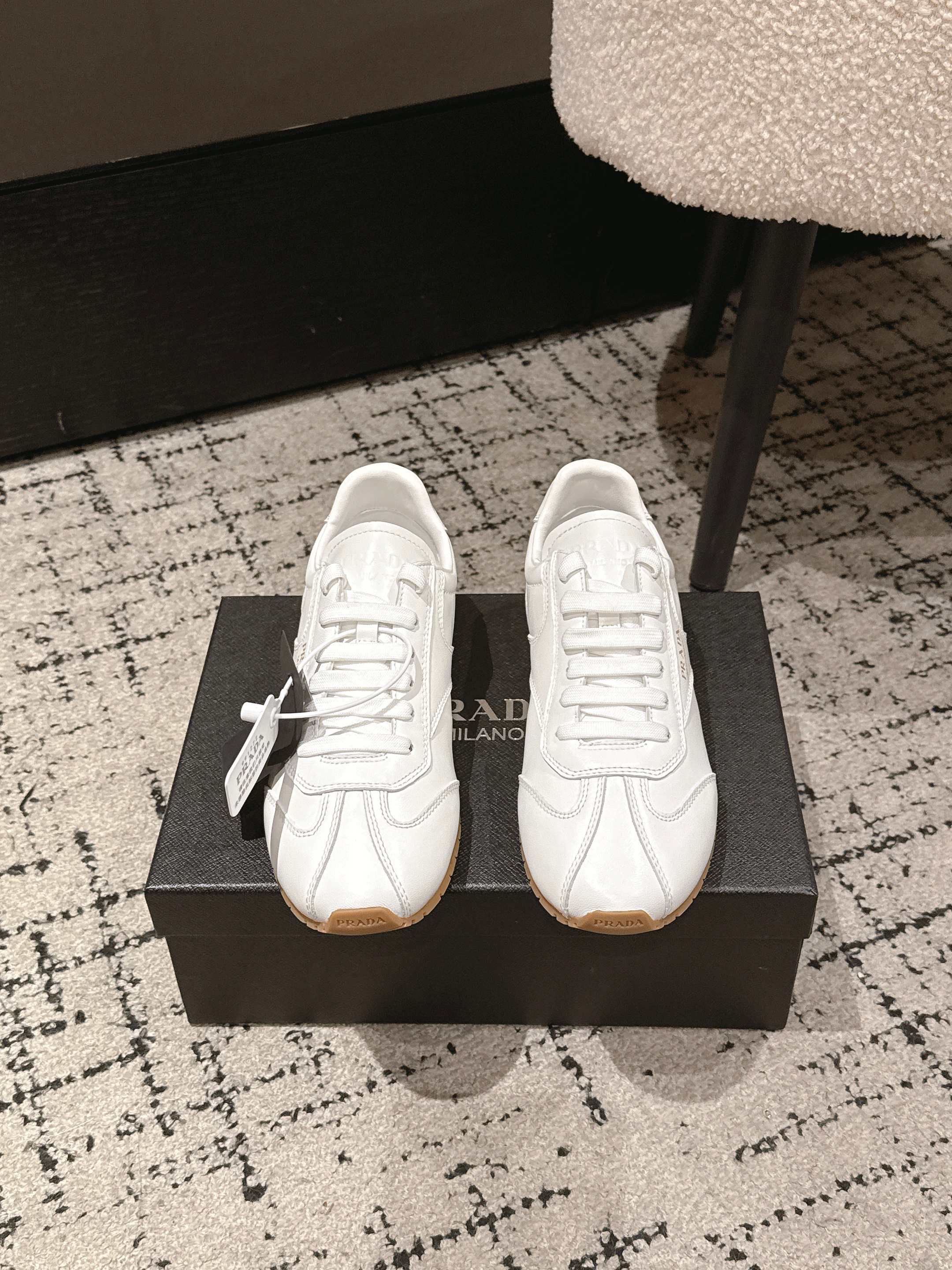 NO:723451,Leather surface - 26Fw spring and summer new Prada suede cow leather sneakers, retro moral training shoes, lace-up casual sneakers. This sneaker adopts a soft and lightweight design, showing sports style and simple elegance. The smooth lines and soles outline the silhouette, perfectly balancing functionality, comfort and modern style.  The suede upper has a texture, and the inner sheepskin wrap is soft and waxy. The insole is thickened with lambskin, which is extremely comfortable to step on, has a sense of support, and feels well wrapped. The shoe shape is full of wrapping, light, easy to wear, and practical. It is a casual shoe that makes you taller and longer legs!  The upper is made of high-mercerized cow suede/ski cloth, and the inner lining is sheepskin. The sole is original molded TPU two-color outsole. Size 35-39 (40.41 custom-made, non-returnable), casual shoes/sports shoes, prada, prada, sneakers, cowhide, sheepskin, chamois leather19860909皮面- 26Fw春夏新款Prada普拉达 绒面牛皮革运动鞋复古德训鞋系带休闲运动鞋 此款运动鞋采用柔软轻盈的设计,展现运动风格与简约高雅气质.流畅线条与鞋底勾勒出廓形,功能性、舒适性与现代风格完美平衡. 鞋面麂皮有肌理感,内里羊皮包裹,软软糯糯的.鞋垫加厚小羊皮,踩上去无比舒适,有支撑感,又包裹得很好的感觉 鞋型包裹感十足,轻便好穿实用的一款休闲鞋,显高显大长腿！ 鞋面高丝光牛反绒/滑雪服布 内里垫脚羊皮 鞋底原版开模TPU双色大底 码数35-39（40.41定做不退换）,休闲鞋/运动鞋,prada,prada,sneakers,cowhide,sheepskin,chamois leather,Women's Shoes