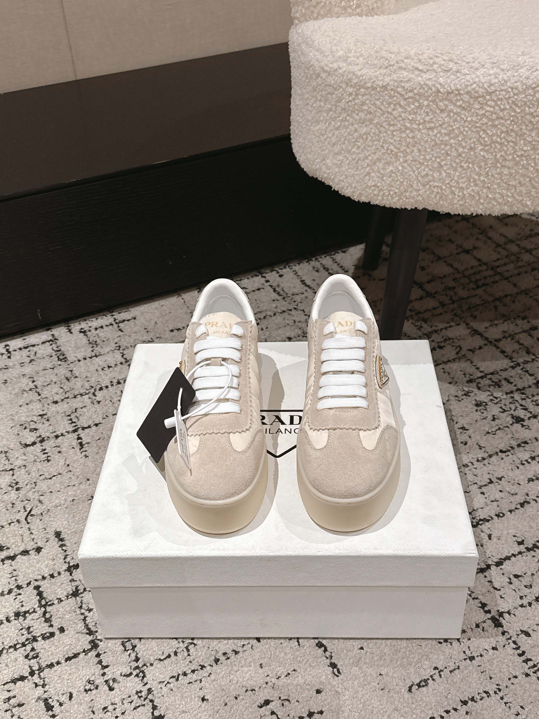 NO:723456,- 26Fw spring new Prada Prada triangle logo letter buckle thick-soled casual sneakers moral training shoes white shoes DowntownBoldRe-Nylon and suede leather sneakers  Inspired by basketball shoes from the 1980s, the Downtown sneakers have been reinterpreted with a thick sole that adds a special style to the overall look. This sneaker is made of perforated leather. The tongue, lightweight rubber sole and ankle are decorated with various reinterpretations of the Prada logo. The iconic enameled triangle logo on the side is the most eye-catching. Suede and smooth leather are stitched in contrasting colors, with a good sense of detail and triangle logo embellishment, simple and advanced!  The key is to make the upper legs look longer, easily elongating the legs and showing off the legs!  The upper is made of high-mercerized cow suede spliced ​​ski cloth, the inner lining is sheepskin, the heel height is 5cm, the sole is original TPU infused sole, the size is 35-39 (40.41 is customized and non-refundable), casual shoes/sports shoes, prada, prada, sneakers, sheepskin, chamois leather19860909- 26Fw春季新款Prada普拉达三角标字母扣厚底休闲运动鞋德训鞋小白鞋DowntownBoldRe-Nylon和绒面皮革运动鞋 灵感源自80年代篮球鞋,Downtown运动鞋经过重新演绎,搭配厚实鞋底,为整体造型增添特别风格.这款运动鞋采用穿孔皮革打造.鞋舌、轻质橡胶鞋底和脚踝皆饰以Prada徽标的多种重释元素,侧面的标志性涂珐琅三角形徽标最为醒目.麂皮和光面皮拼接撞色,细节感跟好 三角标点缀,简单高级！关键上脚超显腿长,轻松拉长腿部显腿！ 鞋面高丝光牛反绒拼接滑雪服布 内里垫脚羊皮 跟高5cm 鞋底原版TPU灌注鞋底 码数35-39（40.41定做不退换）,休闲鞋/运动鞋,prada,prada,sneakers,sheepskin,chamois leather,Women's Shoes