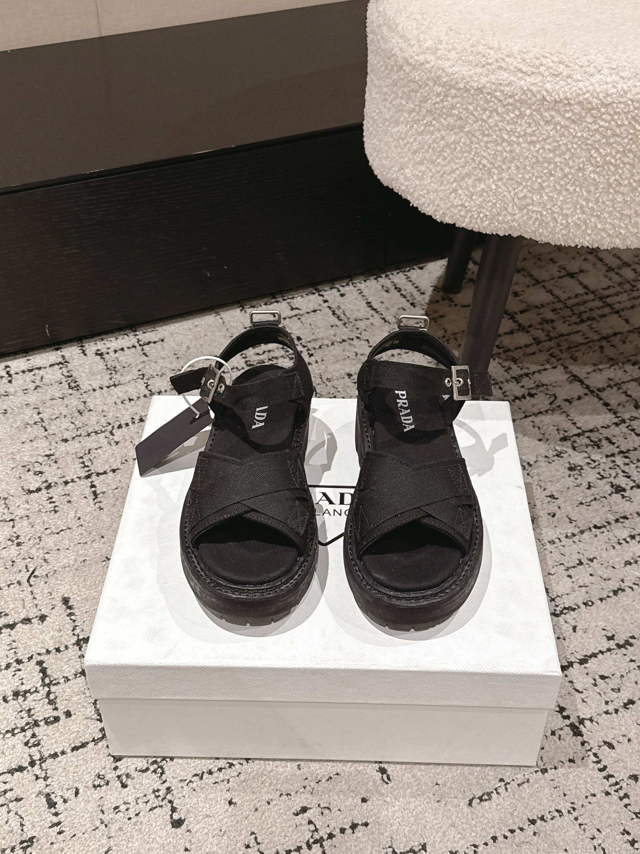 NO:723410,- 26Fw new spring and summer Prada Roman fisherman buckle sandals retro zigzag thick-soled cross-strap canvas sandals. The exploration of contrast inspired the design of this sandal, showing the modern style. The unexpected harmony between classical elements, sports soles and practical details defines this shoe made of antique-effect canvas. The upper is embellished with ribbons and engraved logo metal buckles. Height 55 mm, decorated with logo, double welts with zigzag effect!  The retro, fashionable and avant-garde gear-toothed thick-soled soles and rubber uppers make the entire pair of shoes light and comfortable. The bright colors provide a variety of choices for fashionable people with different styles!  The iconic logo print is paired with the shape of ancient beach sandals, and every design element is fashionable!  Make the whole pair of shoes light and comfortable, and the bright colors provide a variety of choices for fashionable people with different styles!  Customized military canvas for the upper, custom military canvas for the lining, genuine leather washed midsole/molded anti-slip tooth sole, heel height 5.5cm, size 35-39 (40.41 custom made, non-returnable), sandals, prada, prada, sandals, sneakers, espadrilles19860909- 26Fw春夏新款Prada普拉达罗马渔夫搭扣凉鞋复古锯齿厚底交叉带帆布凉鞋 对比探索激发了这款凉鞋的设计,展现的现代风格.古典元素,运动鞋底与实用细节之间的意外和谐,定义了这款采用仿古效果帆布制成的鞋履.鞋面点缀饰带与雕刻徽标金属搭扣.高度55毫米,饰有徽标,锯齿效果双沿条！ 复古时髦前卫的轮齿厚底鞋底搭配橡胶鞋面让整双鞋轻便舒适 鲜艳色彩 满足不同风格时髦人士的多种选择！标志性logo印花搭配古沙滩凉鞋造型,每一个设计元素都踩在时髦点上！ 让整双鞋轻便舒适 鲜艳色彩 满足不同风格时髦人士的多种选择！ 鞋面定制军工帆布 内里垫脚定制军工帆布 鞋底真皮水洗工艺中底/开模防滑牙齿底 跟高5.5cm 码数35-39（40.41定做不退换）,凉鞋,prada,prada,sandals,sneakers,espadrilles,Women's Shoes