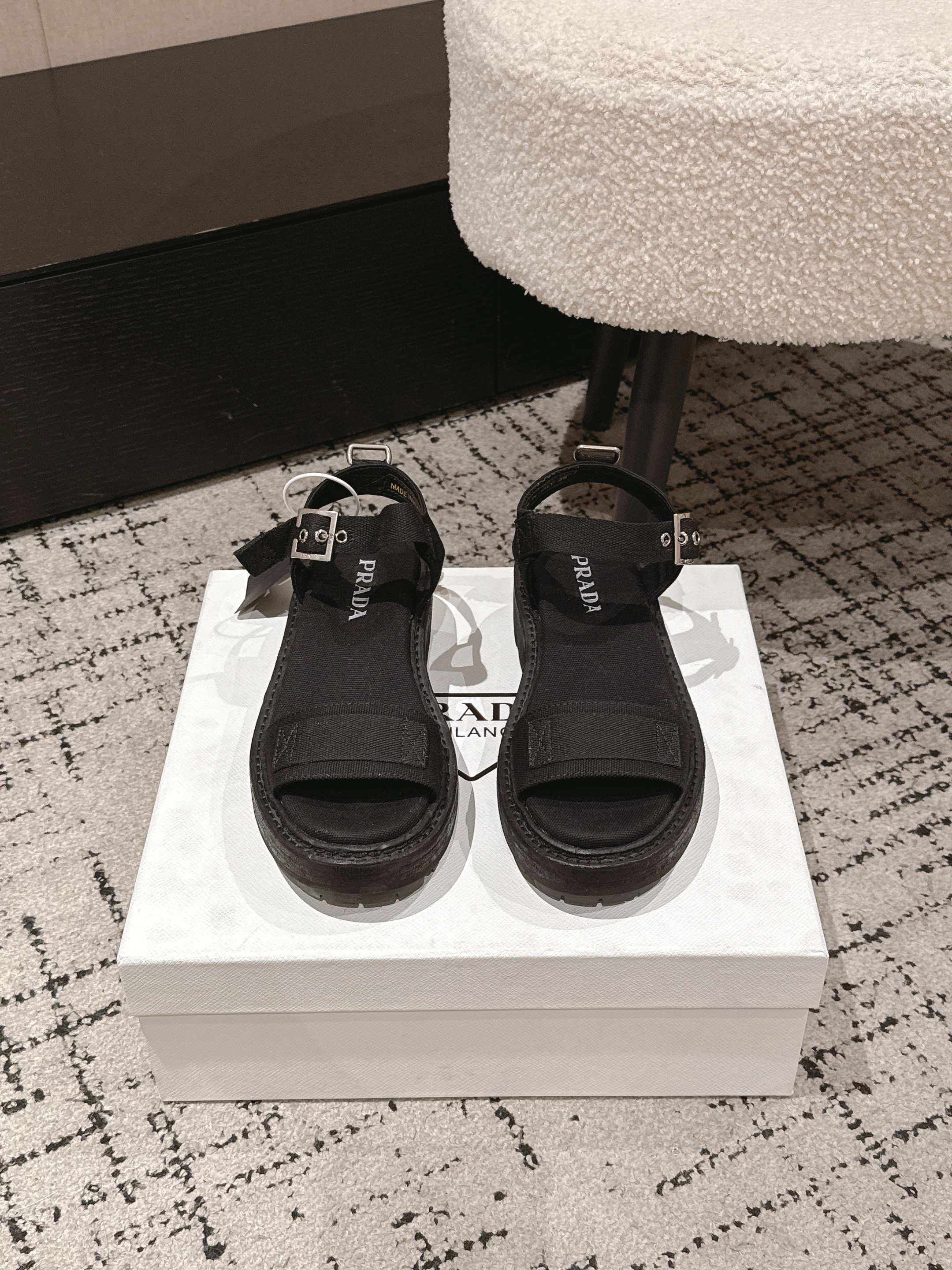 NO:723415,- 26Fw new spring and summer Prada Roman fisherman buckle sandals retro sawtooth thick-soled one-line strap canvas sandals. The exploration of contrast inspired the design of this sandal, showing the modern style. The unexpected harmony between classical elements, sports soles and practical details defines this shoe made of antique-effect canvas. The upper is embellished with ribbons and engraved logo metal buckles. Height 55 mm, decorated with logo, double welts with sawtooth effect!  The retro, fashionable and avant-garde gear-toothed thick-soled soles and rubber uppers make the entire pair of shoes light and comfortable. The bright colors provide a variety of choices for fashionable people with different styles!  The iconic logo print is paired with the shape of ancient beach sandals, and every design element is fashionable!  Make the whole pair of shoes light and comfortable, and the bright colors provide a variety of choices for fashionable people with different styles!  Customized military canvas for the upper, custom military canvas for the lining, genuine leather washed midsole/molded anti-slip tooth sole, heel height 5.5cm, size 35-39 (40.41 custom made, non-returnable), sandals, prada, prada, sandals, sneakers, espadrilles19860909- 26Fw春夏新款Prada普拉达罗马渔夫搭扣凉鞋复古锯齿厚底一字带帆布凉鞋 对比探索激发了这款凉鞋的设计,展现的现代风格.古典元素,运动鞋底与实用细节之间的意外和谐,定义了这款采用仿古效果帆布制成的鞋履.鞋面点缀饰带与雕刻徽标金属搭扣.高度55毫米,饰有徽标,锯齿效果双沿条！ 复古时髦前卫的轮齿厚底鞋底搭配橡胶鞋面让整双鞋轻便舒适 鲜艳色彩 满足不同风格时髦人士的多种选择！标志性logo印花搭配古沙滩凉鞋造型,每一个设计元素都踩在时髦点上！ 让整双鞋轻便舒适 鲜艳色彩 满足不同风格时髦人士的多种选择！ 鞋面定制军工帆布 内里垫脚定制军工帆布 鞋底真皮水洗工艺中底/开模防滑牙齿底 跟高5.5cm 码数35-39（40.41定做不退换）,凉鞋,prada,prada,sandals,sneakers,espadrilles,Women's Shoes