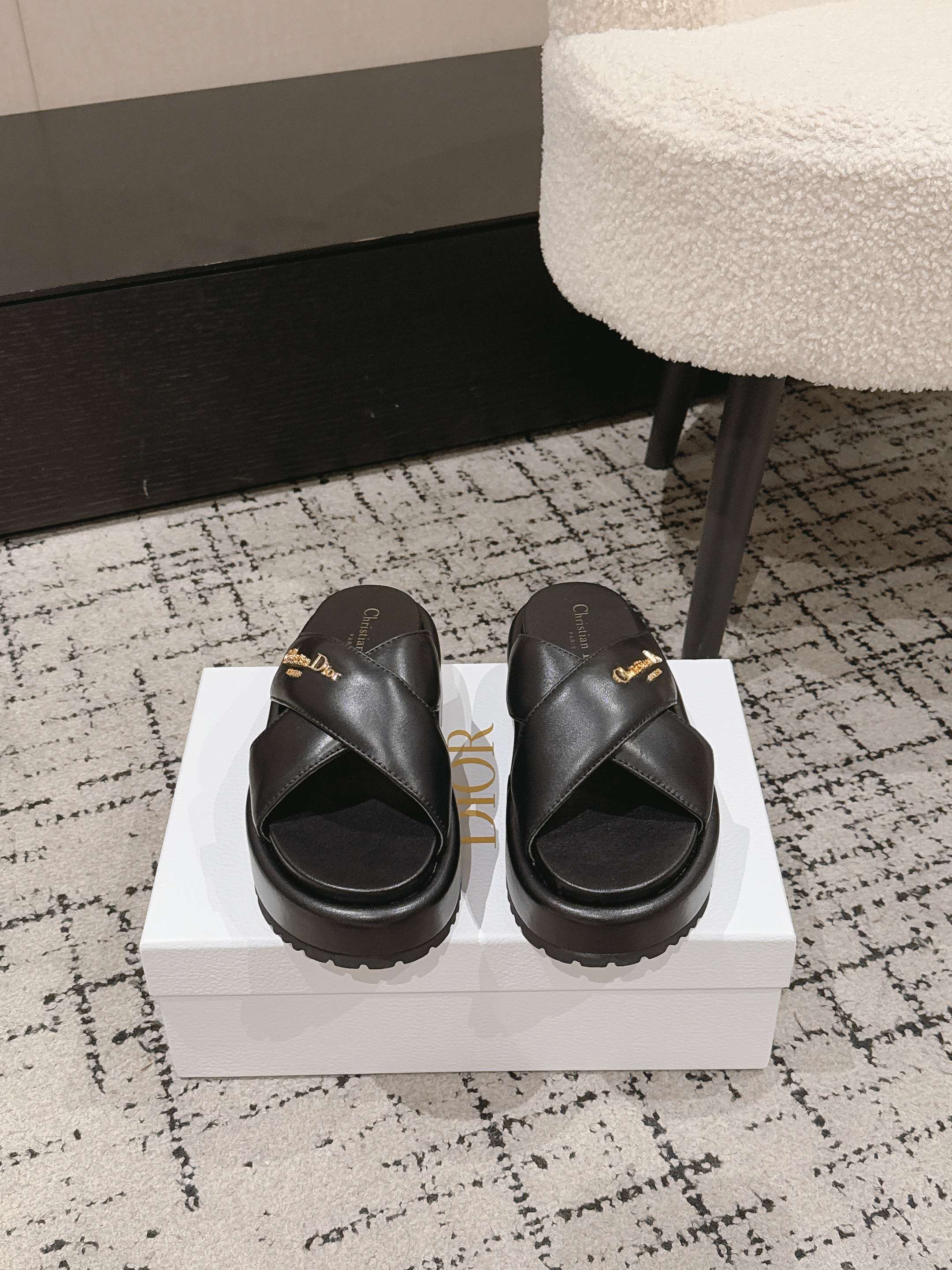 NO:747310,#Dior2026 Early Spring New Style Strap Slippers Sandals are simple and elegant, low-key luxury!  Equipped with an eye-catching Chanristian Dior logo buckle #very high-end, comfortable to wear, good-looking and easy to match #can be worn in spring, summer, autumn and winter!  Upper imported cowhide, lining water-dyed cowhide, original sole, size 35-40, sandals, chanel, dior, dior, sandals, slippers, cowhide19860909#迪奥2026早春新款一眼就想要的一字带拖鞋凉鞋简单大方‘低调奢华！ 配上醒目的Chanristian Dior标志扣#非常高级 穿着舒适好看而且好搭配#春夏秋冬都以穿！ 鞋面进口牛皮 内里水染牛皮 鞋底原版鞋底 size35-40码,凉鞋,chanel,dior,dior,sandals,slippers,cowhide,Women's Shoes
