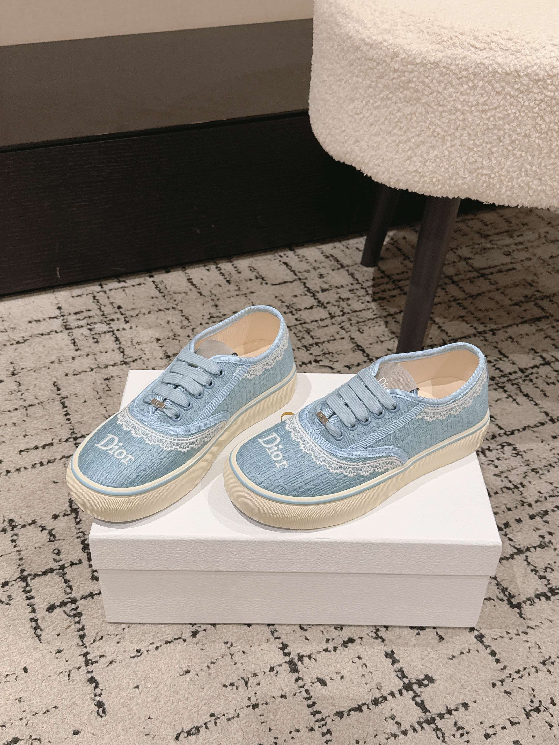 NO:747335,Purchase-level Dior Saltwind series, retro, presbyopia, canvas shoes, casual sneakers, sneakers. This Dior Saltwind sneaker designed by Jonathan Anderson is fashionable and chic, a new interpretation of the classic nautical style shoe. Decorated with Oblique print, embellished with white lace to enhance the style, with round toe and grosgrain topstitch details, unique, light and comfortable, it is Dior  A new classic item. It can be matched with all kinds of men's or women's styles, showing a fashionable and simple style. Fabric: Original customized high-density canvas material. Customized high-density canvas material inside. Original open-molded non-slip rubber sole material. Bottom thickness 3.5CM. Size: 35-40 (40 orders are not returnable), casual shoes/sports shoes, dior, dior, sneakers.19860909代购级 Dior迪奥 Saltwind 系列 复古 老花 帆布鞋 休闲 运动鞋 板鞋 这款乔纳森·安德森 (Jonathan Anderson) 设计的 Dior Saltwind 运动鞋时尚别致,全新演绎经典航海风鞋款.饰以 Oblique 印花,点缀以白色蕾丝提升格调,搭配圆形鞋头和罗缎缉面线细节,别具一格,款式轻盈舒适,是 Dior 的全新经典单品.可与各式男装或女装造型搭配,彰显时尚简约的风范 面料:原版定制高密度帆布材质 内里定制高密度帆布 鞋底原版开模防滑橡胶材质 底厚3.5CM Size : 35-40（40订做不退换）,休闲鞋/运动鞋,dior,dior,sneakers,Women's Shoes