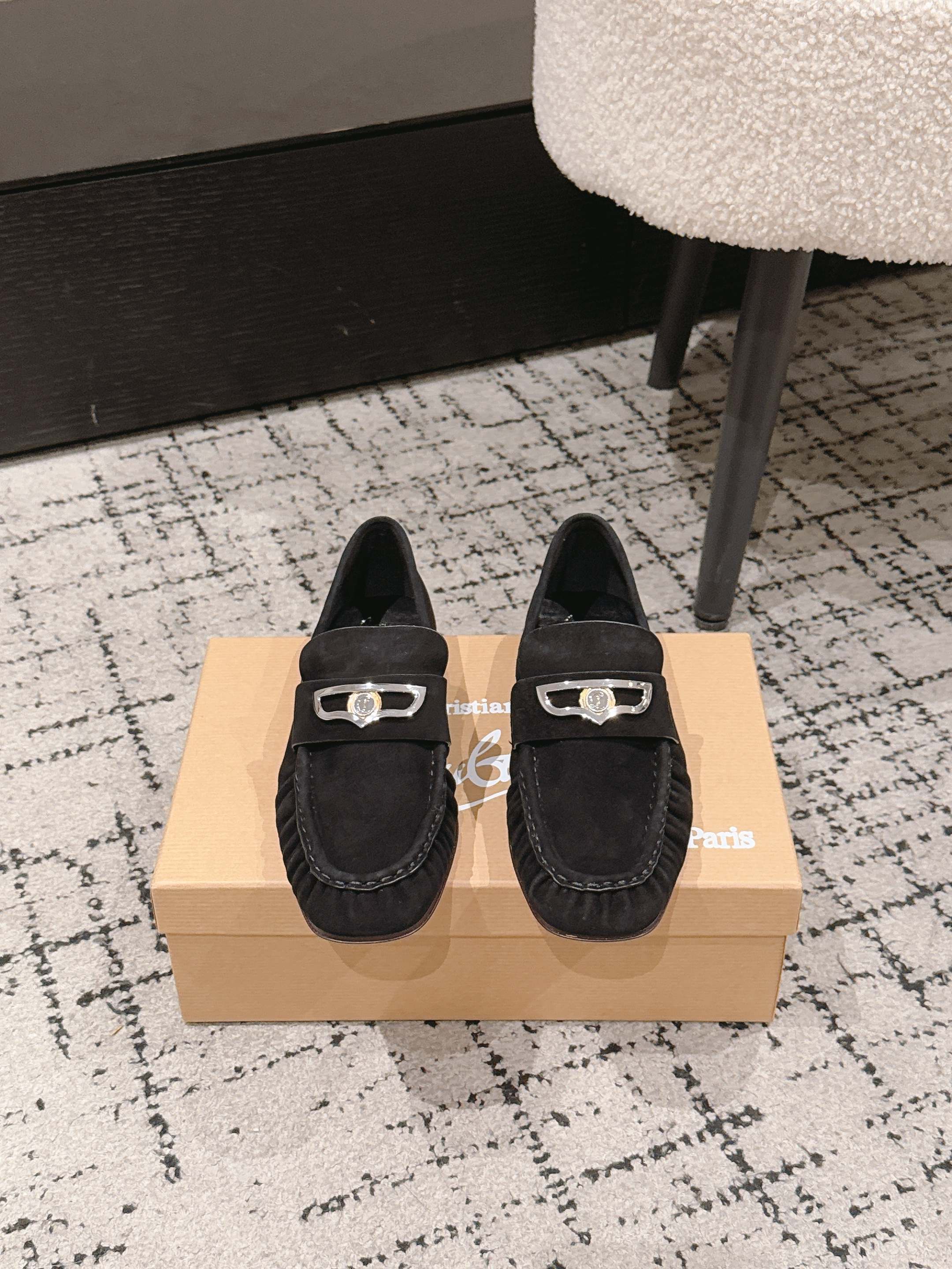 NO:747332,Christian Louboutin | 2026s original CL new show style Loaf shoes ———————————— New red-soled metal and fiery rose high-heeled shoes There is nothing to say, they are completely beautiful and crazy #fatal temptation. Upper: Beautiful new style, with roses on the toes, sewn into flowers from petals to crystal inlays, all hand-stitched. Exquisite and attractive material. Sheepskin lining. Outsole, original imported top leather outsole.  Size35–41 (40.41.) Customized, non-refundable, loafers, christian louboutin, loafers, high heels, sheepskin, sheep, Leather soles19860909Christian Louboutin | 2026s原版CL全新秀款乐福单鞋 ———————————— 新款红底金属跟火红玫瑰高跟鞋 没什么好说的就是一整个美疯#致命的诱惑 鞋面:绝美的新款,盛放足尖上的玫瑰,从花瓣缝制为花朵,在到水晶的镶嵌均全部纯手工缝制 上脚精致逼人 材质羊京 内里羊皮里 大底原版进口顶级真皮大底 Size35–41（40.41.）订做不退换,乐福鞋,christian louboutin,loafers,high heels,sheepskin,sheep,Leather soles,Women's Shoes