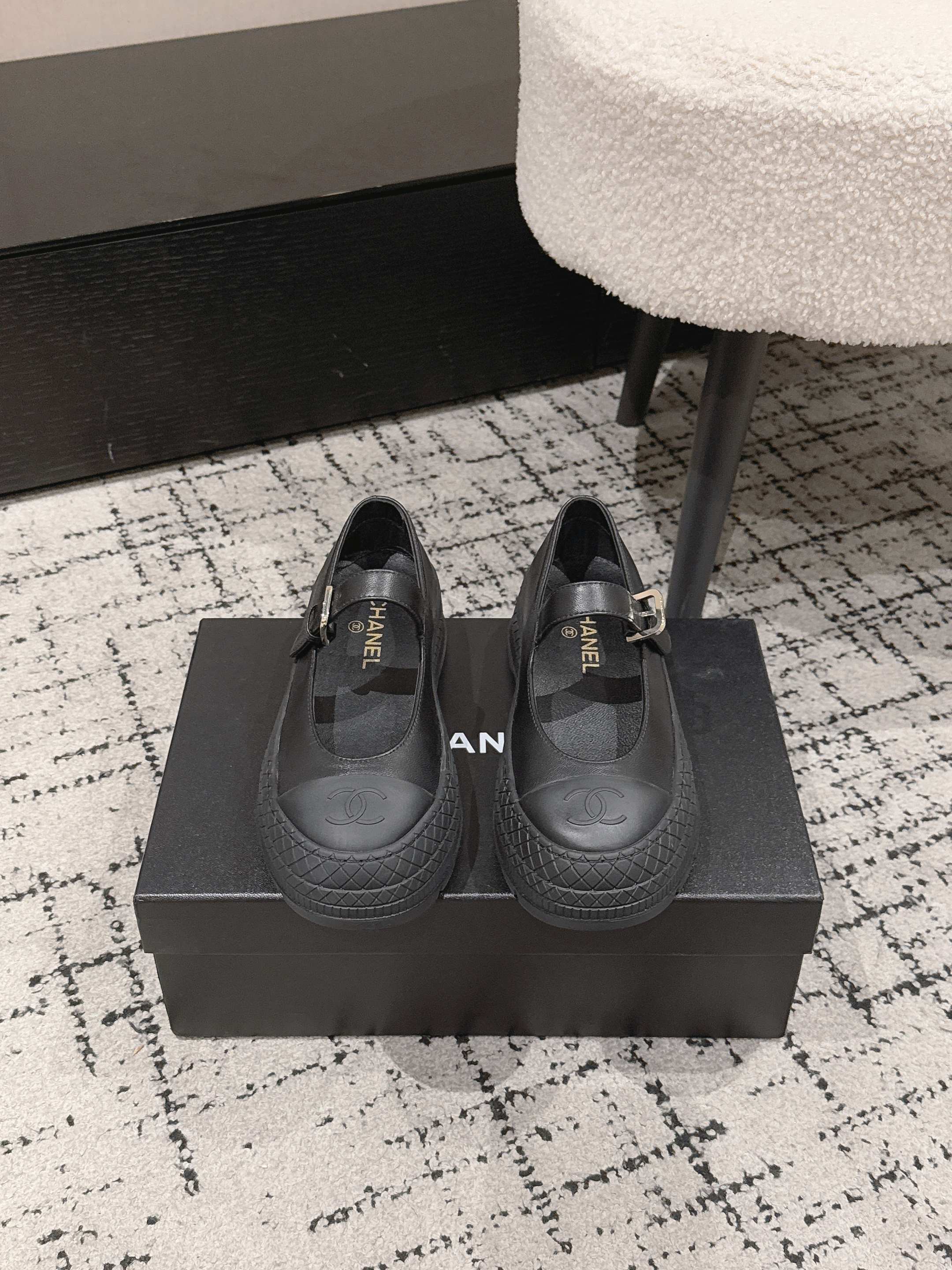 NO:747329,Purchasing agent grade (official website sync box packaging) CHANEL Chanel 26ss spring and summer show style Mary Jane thick-soled casual shoes. I was attracted by it at first sight. Feel free to wear it according to the weather changes!  Put on socks to instantly transform into cute shoes for spring and summer!  Transform into a magical princess in seconds. The upper is made of original imported sheepskin. The lining is silk sheepskin. The foot feels super comfortable. The leather is very soft and skin-friendly. Original open-molded rubber outsole Size35-41 (40 41 customized), ballet shoes, chanel, chanel, mary jane, sheepskin19860909代购级（官网同步盒包装） CHANEL 香奈儿 26ss 春夏秀款 玛丽珍 厚底 休闲鞋 第一眼看上就被种草了根据天气变化自由穿搭！套上袜套春夏秒变可爱单鞋！秒变魔法公主 鞋面采用原版进口羊皮 内里踮脚丝绸羊皮 脚感超级舒服 皮料非常柔软亲肤 原版开模橡胶大底 Size35-41（40 41定制）,芭蕾舞鞋,chanel,chanel,mary jane,sheepskin,Women's Shoes