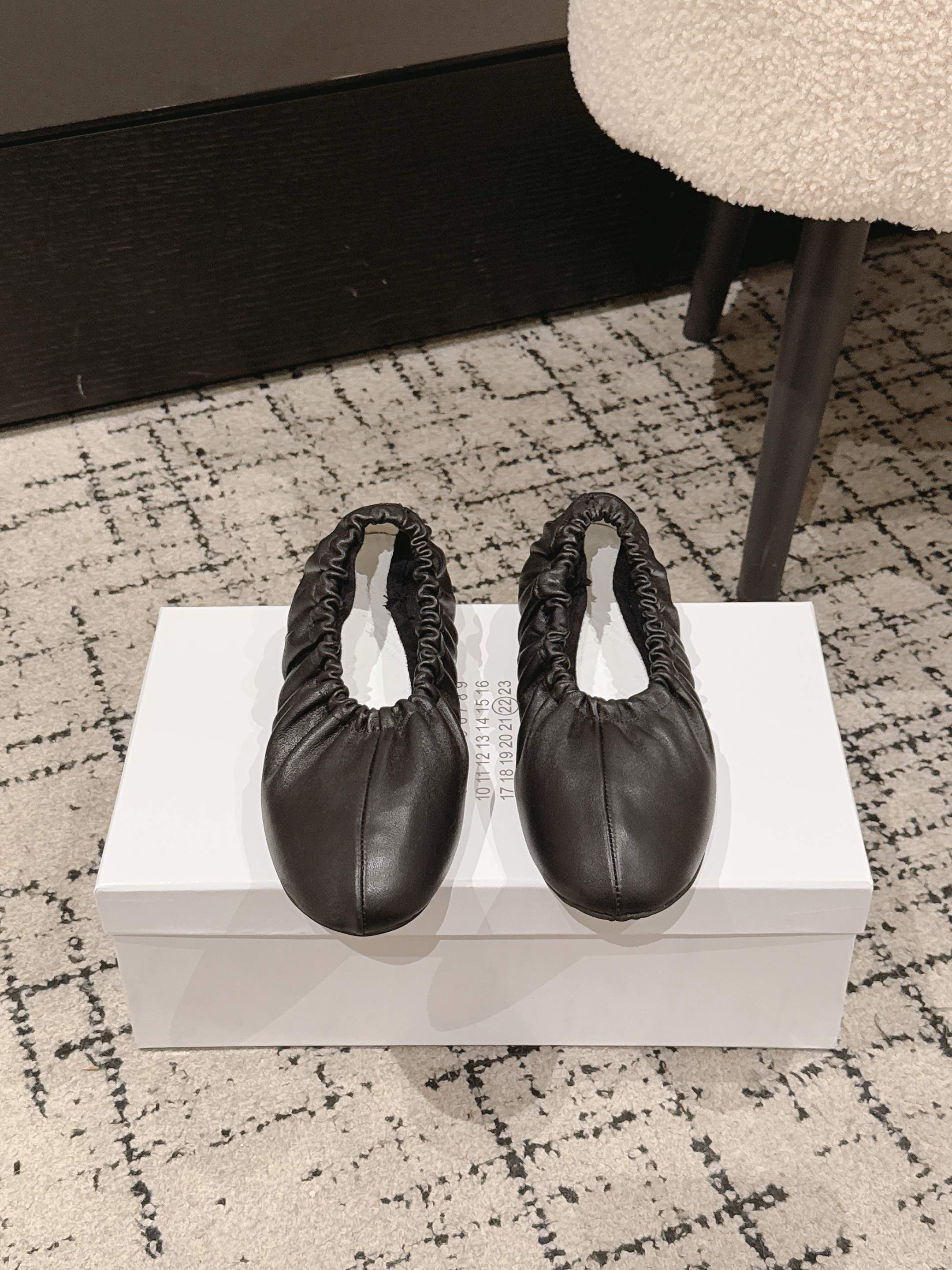 NO:747326,(k049) Maison Margiela's classic pleated ballet shoes 2026 spring and summer new style adopts the iconic pleated design, with an elastic elastic band at the shoe opening to form a 'shoe cover' effect. It is Margiela's most recognizable ballet flat shoe style. The upper material is soft lambskin with mesh, which has a delicate touch and is comfortable on the foot. It is in line with the brand's design philosophy of 'relaxation' and 'minimalist aesthetics'.  The classic and versatile round-toe shallow-mouth design is suitable for matching with skirts, jeans, wide-leg pants, etc., suitable for commuting or leisure scenes. The high-comfort glass rubber outsole and soft-soled design are light for walking and not easy to fatigue when worn for a long time. This is a high-end fashion item with both design and practicality. It is a representative work of Margiela's iconic 'shoe overshoes' series and is deeply loved by fashion enthusiasts. Size 35-39 (40.41 custom-made), ballet shoes, masion  margiela,flats,skirts,jeans,sheepskin19860909（k049)Maison Margiela 马吉拉的经典褶皱芭蕾舞鞋  2026春夏新款采用标志性的 褶皱设计,鞋口处有弹性松紧带,形成“鞋套”效果,是马吉拉最具辨识度的芭蕾平底鞋款式. 鞋面材质为柔软小羊皮配网布、触感细腻,上脚舒适,符合品牌“松弛感”与“极简美学”的设计哲学. 经典百搭圆头浅口设计,适合搭配裙装、牛仔裤、阔腿裤等,通勤或休闲场景皆宜. 舒适度高玻璃胶大底软底设计,行走轻盈,长时间穿着不易疲劳. 这是一款兼具设计感与实用性的高端时尚单品,是马吉拉标志性“鞋套鞋”系列的代表作,深受时尚爱好者喜爱. 码数35-39（40.41定做）,芭蕾舞鞋,masion margiela,flats,skirts,jeans,sheepskin,Women's Shoes