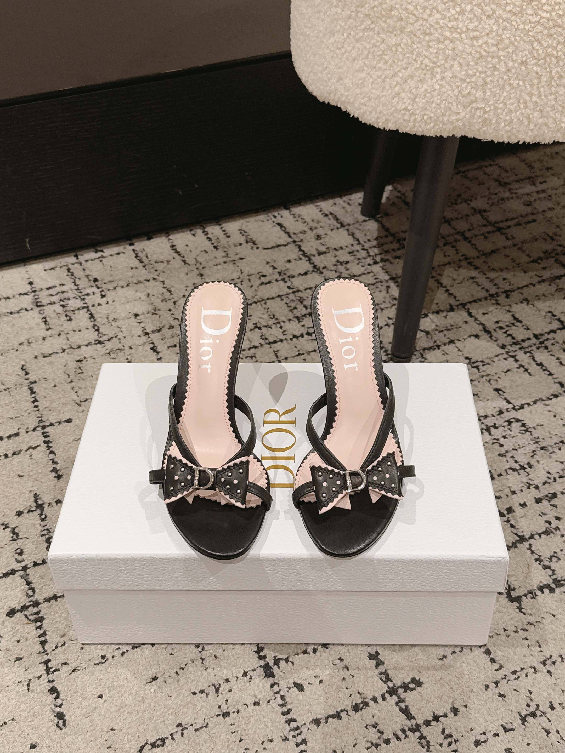 NO:747320,DIOR2026 new spring and summer new products with mid-century style will make girls' hearts pop. This model is exactly what girls like. Half-drag high heels continue the D family's timeless classics!  This shoe is low-key yet gorgeous, sexy yet not ostentatious. The shape of the shoe is a delicate one that everyone loves. It is very slim. The entire curvature of the side perfectly shows the curve of the foot. It has a mature feminine flavor but also has a lively girlish feel. It looks so good on the foot. It is worth recommending. Go material. Cowhide upper, mixed sheepskin lining. Outsole imported from Italy. Heel height 10cm.  Size 35–42 (404142 customized, non-refundable), high heels and slippers, dior, dior, high heels, slippers, cowhide, sheepskin19860909DIOR2026 春夏新品中古风 少女心爆棚 这款完全长在女生喜欢的点上 半拖高跟鞋 延续D家永恒经典！这款鞋低调不失华丽 性感又不显张扬 鞋型是大家都爱的秀气款 非常非常显瘦 侧面整个弧度将脚部曲线完美展现 既有成熟女人味 又不乏一丝活泼少女感, 上脚也太好看了,值得推荐 Go 材质 鞋面牛皮 内里混种羊皮 大底意大利进口牛皮大底 跟高10cm 码数35–42（404142定制不退换）,高跟鞋拖鞋,dior,dior,high heels,slippers,cowhide,sheepskin,Women's Shoes