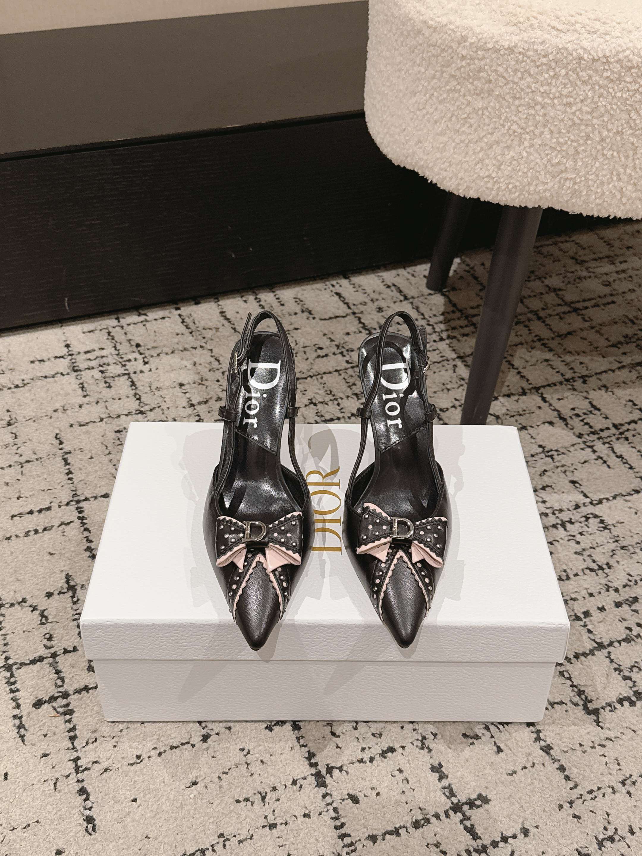 NO:747323,DIOR2026 new spring and summer new products with mid-century style will make girls' hearts pop. This model is exactly what girls like. Half-drag high heels continue the D family's timeless classics!  This shoe is low-key yet gorgeous, sexy yet not ostentatious. The shape of the shoe is a delicate style that everyone loves. It is very slim. The entire curvature of the side perfectly shows the curve of the foot. It has a mature feminine flavor but also has a lively girlish feel. It looks great on the foot. It is worth recommending. Go Material: Cowhide upper, mixed sheepskin lining, outsole, imported cowhide outsole from Italy, heel height 8cm  Size 35–42 (404142 customized, non-refundable), high heels and slippers, dior, dior, high heels, slippers, cowhide, sheepskin19860909DIOR2026 春夏新品中古风 少女心爆棚 这款完全长在女生喜欢的点上 半拖高跟鞋 延续D家永恒经典！这款鞋低调不失华丽 性感又不显张扬 鞋型是大家都爱的秀气款 非常非常显瘦 侧面整个弧度将脚部曲线完美展现 既有成熟女人味 又不乏一丝活泼少女感, 上脚也太好看了,值得推荐 Go 材质 鞋面牛皮 内里混种羊皮 大底意大利进口牛皮大底 跟高8cm 码数35–42（404142定制不退换）,高跟鞋拖鞋,dior,dior,high heels,slippers,cowhide,sheepskin,Women's Shoes