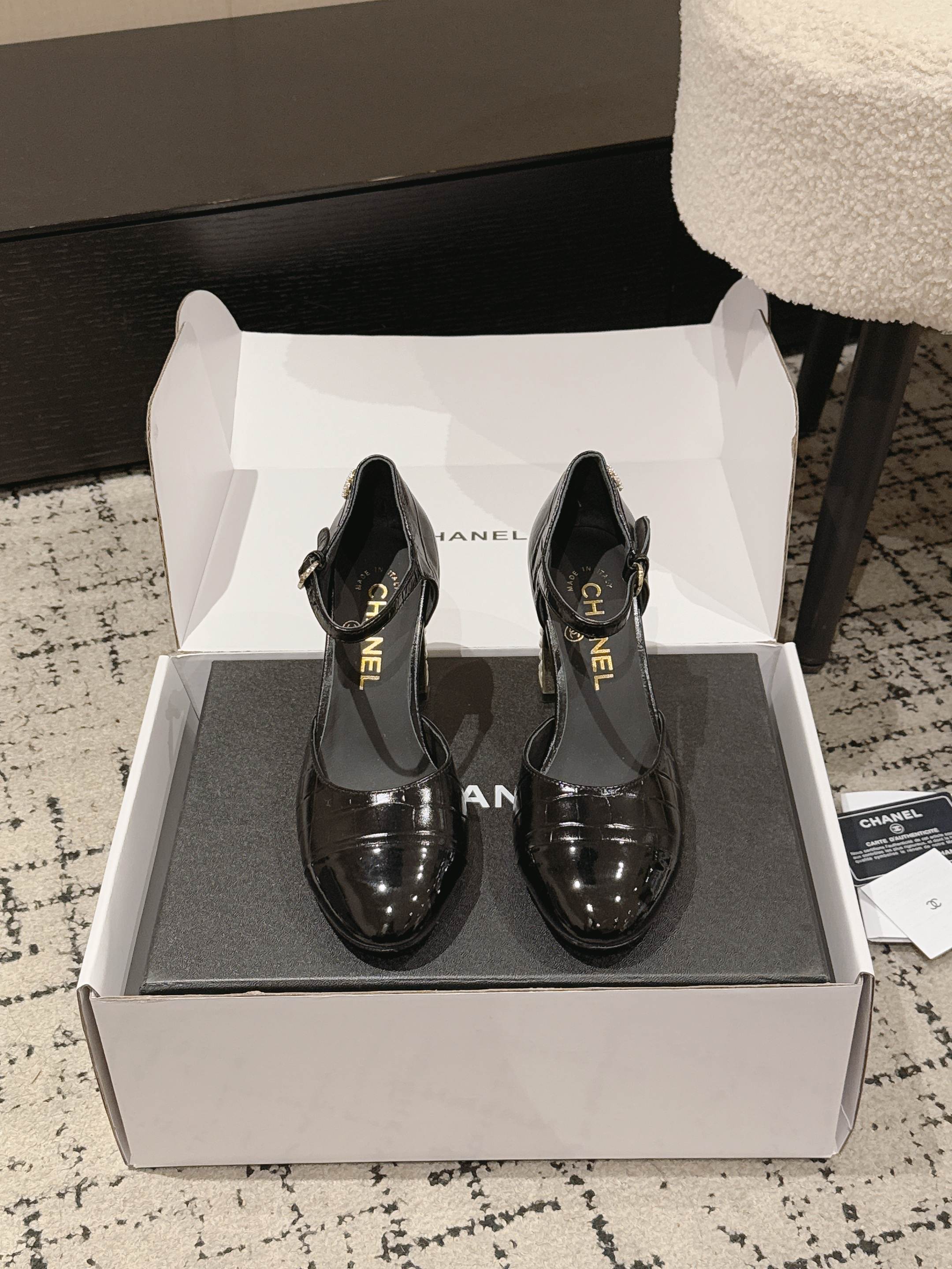 NO:758752,High version of Xiaoxiangjia sandals CHANE*｜, a big hit!  Xiaoxiang 2026 official website Chanel's new four-season single sandals for early spring, the new series of loafers are full of retro style and the delicate shoe shape is very pleasing to look at. The small square toe makes the feet thinner, and the upper feet give people a kind of retro feeling shoes of the era. New models from European and American catwalks. Popular products look beautiful when worn on the legs. Series of single shoes 1 Original customized stone pattern cowhide patent leather 2 Original sheepskin lining insole  3 outsole: original leather outsole. Heel height 8 cm. 4 sizes 35-41 (40 41 customized, non-returnable), high heels and sandals, chanel, chanel, chanel, loafers, sandals, high heels, cowhide, sheepskin, Leather soles19860909高版本小香家凉鞋CHANE*｜,大爆款！小香2026官网香奈儿早春新款四季单凉鞋,系列新品乐福鞋满满的复古风 秀气的鞋型 看着就很讨喜,小方头衬托脚也变得瘦瘦的,上脚给人就是一种年代的复古情怀鞋、欧美走秀新款,爆款产品穿起来美腿.系列单鞋 1原版定制石头纹牛皮漆皮 2原版羊皮内里鞋垫 3大底:原板真皮大底.跟高8厘米 4码数35-41（40 41定做不退换）,高跟鞋凉鞋,chanel,chanel,chanel,loafers,sandals,high heels,cowhide,sheepskin,Leather soles,Women's Shoes