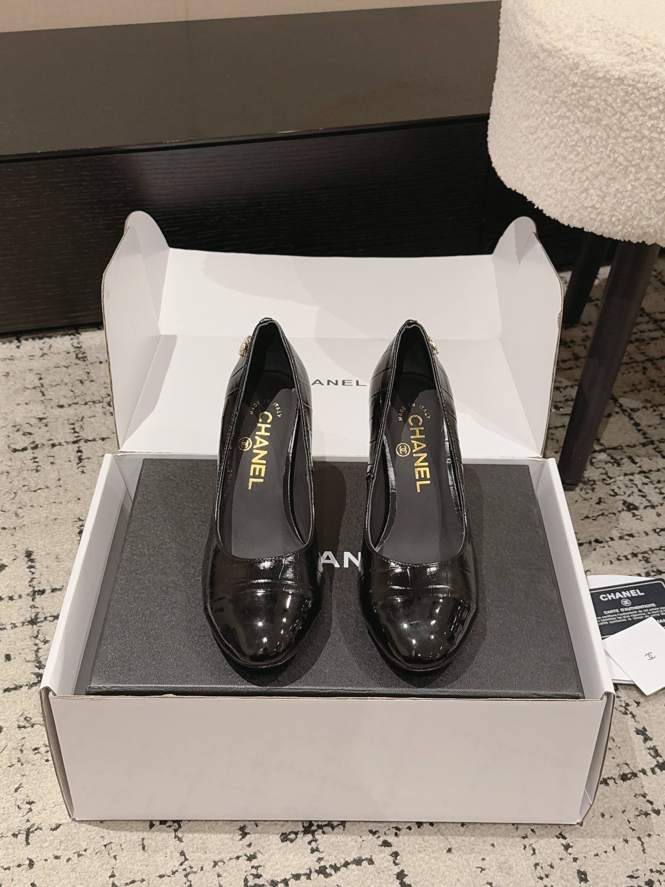 NO:758757,High version of Xiaoxiangjia shoes CHANE*｜, a big hit!  Xiaoxiang 2026 official website Chanel's new four-season shoes for early spring, the new series of loafers are full of retro style and elegant shoe shape, which is very pleasing to look at. The small square toe makes the feet thinner, and the upper feet give people a kind of retro feeling shoes of the era. New models from European and American catwalks. Popular products look beautiful when worn on the legs. Series of shoes 1. Original customized stone pattern cowhide patent leather 2. Original sheepskin lining insole  3 outsole: original leather outsole. Heel height 8 cm. 4 sizes 35-41 (40 41 customized, non-returnable), high heels and sandals, chanel, chanel, chanel, loafers, sandals, high heels, cowhide, sheepskin, Leather soles19860909高版本小香家单鞋CHANE*｜,大爆款！小香2026官网香奈儿早春新款四季单鞋,系列新品乐福鞋满满的复古风 秀气的鞋型 看着就很讨喜,小方头衬托脚也变得瘦瘦的,上脚给人就是一种年代的复古情怀鞋、欧美走秀新款,爆款产品穿起来美腿.系列单鞋 1原版定制石头纹牛皮漆皮 2原版羊皮内里鞋垫 3大底:原板真皮大底.跟高8厘米 4码数35-41（40 41定做不退换）,高跟鞋凉鞋,chanel,chanel,chanel,loafers,sandals,high heels,cowhide,sheepskin,Leather soles,Women's Shoes