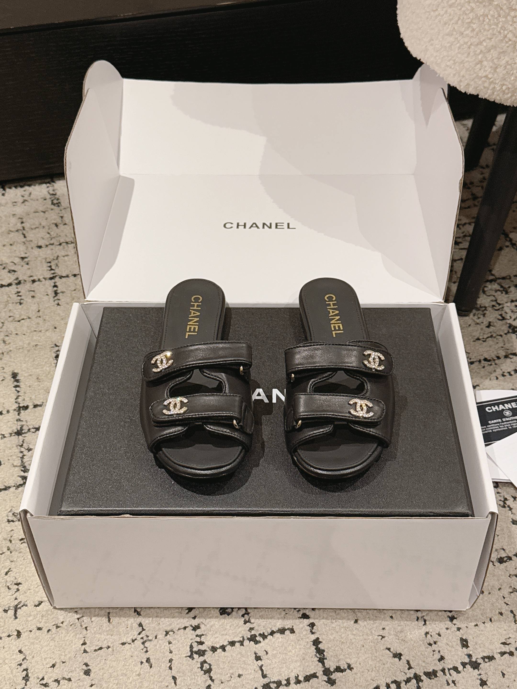 NO:758731,CHANE*｜Xiaoxiang 26C double C schoolbag buckle Velcro slippers When the 26C series blends classic genes into daily relaxation, this pair of slippers has become a new footnote of French elegance. Classics are never rigid, but the heartbeat. Its soul is hidden in the iconic double C schoolbag buckle. It is a taste code that people who know Xiaoxiang can understand at a glance. The double-strap cut is more neat and trims the foot shape. Velcro design  It is convenient and casual to stick and tear off. The elasticity can be adjusted freely according to the thickness of the instep. It collides with the modern simple double-strap shoe shape, blending retro feelings and contemporary aesthetics. It has the calm heritage of old money style without losing the modern accent of the younger generation. There is no hidden delicacy in raising your hands. It is a style partner that accompanies you through life scenes, and it is a statement of confidence that makes every step shine easily. The fabric is made of original customized lambskin, and the lining of the toes is made of silk sheepskin.  Italian imported genuine leather outsole size 35-39 (4041 customized), slippers, chanel, slippers, sheepskin, Leather soles19860909CHANE*｜小香26C双C书包扣魔术贴拖鞋 当26C系列将经典基因揉进日常松弛感 这双拖鞋便成了法式优雅的新注脚 经典从不是墨守成规 而是的心动. 它的灵魂 藏在那枚标志性双C书包扣中 是懂小香的人一眼便能读懂的品味暗号. 双带剪裁更显利落修饰脚型 魔术贴设计 一粘一撕间便捷又随性 可根据脚背厚度自由调节松紧 与现代简约双带鞋型碰撞 让复古情怀与当代审美相融 既有老钱风的沉静底蕴 又不失年轻世代的摩登腔调 抬手间皆是藏不住的精致. 是陪伴你穿梭生活场景的风格伙伴 更是让每一步都轻松闪耀的自信宣言. 面料采用原版定制小羊皮 内里踮脚均为丝绸羊皮 意大利进口真皮大底 size35-39（4041定制）,拖鞋,chanel,slippers,sheepskin,Leather soles,Women's Shoes