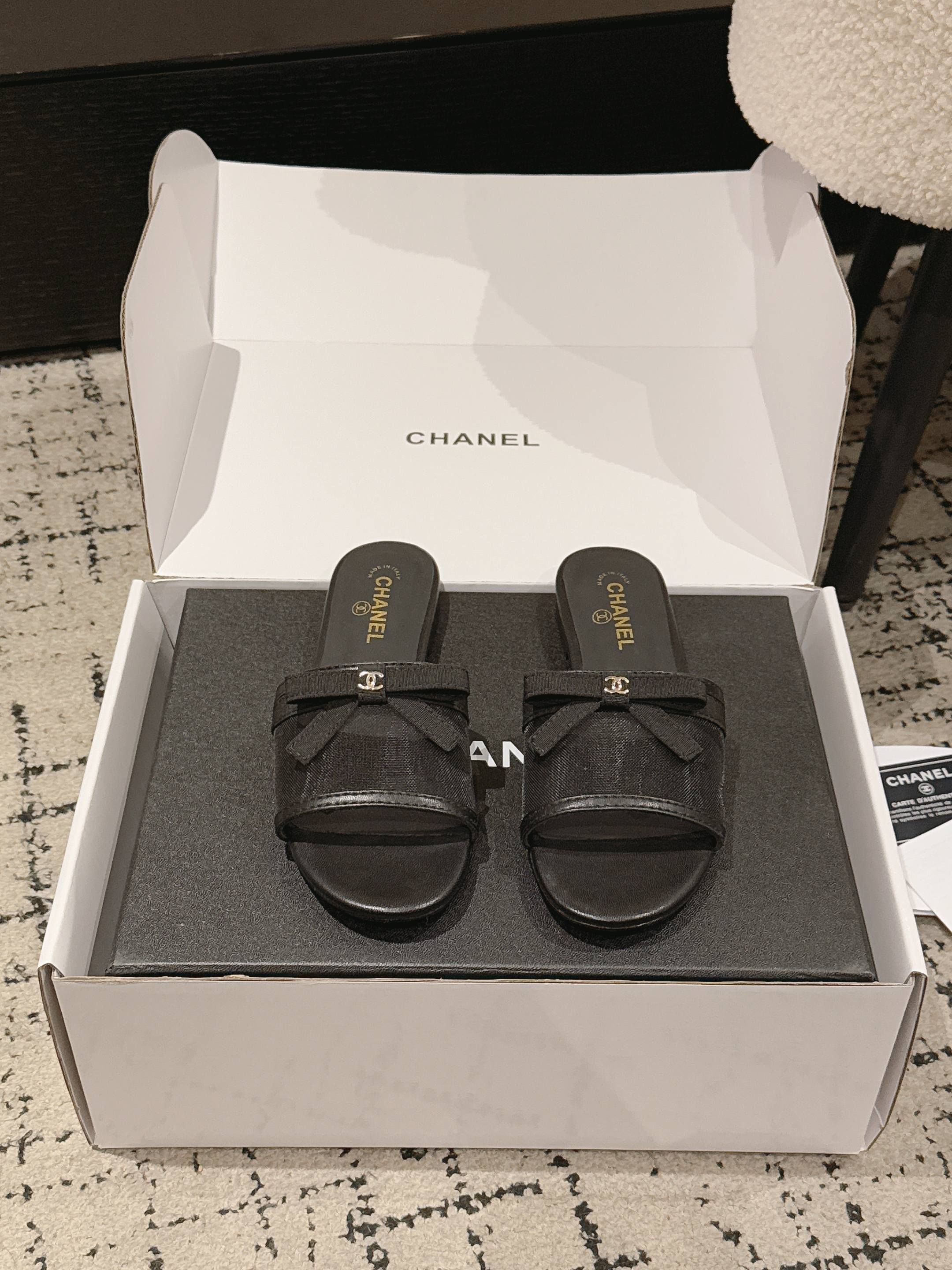 NO:758738,High version | Xiaoxiang 26 2026 early spring new products, counter classics, Xiaoxiang bow mesh slippers series are new, the absolute best in the BS fashion circle, the matching will interpret the meticulous, minimalist, classic elements that will never fade away, showing a unique dressing style that is too beautiful to say, a must-have in summer... ━━━━━ t ━━━━━  Original custom-made material for the upper, imported hybrid sheepskin lining for the lining, original imported genuine leather outsole for the outsole, shoe size: 35-39 (40.41 customized, non-refundable), slippers, slippers, sheepskin, Leather soles19860909高版本 | 小香 26 2026早春新品 专柜经典款 小香蝴蝶结网纱拖鞋系列上新 BS时尚圈的绝绝子 搭配将演绎着细致 极简 永不褪去的经典元素 展现与众不同的穿搭风格美到无话可说 夏季必入款…… ━━━━━ t ━━━━━ 鞋面原版定制材料 内里进口混种羊皮里  大底原版进口真皮大底 鞋码: 35-39（40.41定制不退换）,拖鞋,slippers,sheepskin,Leather soles,Women's Shoes