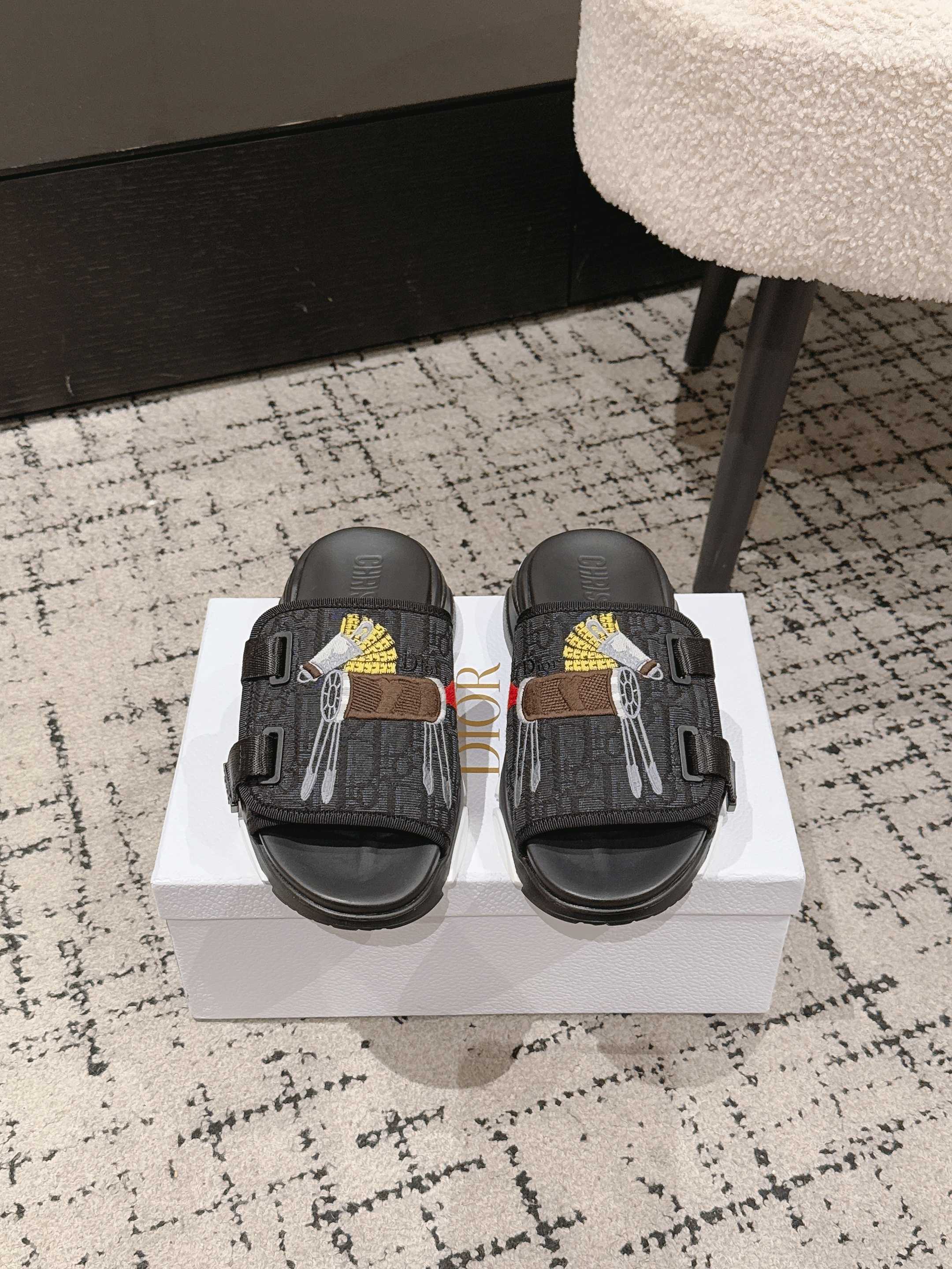 NO:758745,Christian Dior 2026 Year of the Horse Limited Series Childlike Trojan Horse Embroidered Thick-soled Slippers This pattern is a special design launched by Dior in response to the Year of the Horse. It is centered on the playful and cute cartoon Trojan horse image, paired with the brand's classic Oblique presbyopic shading and 'Dior' word embroidery, which not only retains the brand's elegant texture, but is also full of childlike fun. Original customized technical fabric 3D embroidery Original molded custom outsole  size35-41 (40/41 customized, non-refundable), slippers, dior, dior, slippers19860909Christian Dior 迪奥2026马年限定系列·童趣木马刺绣厚底一字拖鞋 这个图案是迪奥为呼应马年推出的特别设计,以俏皮可爱的卡通木马形象为核心,搭配品牌经典的 Oblique 老花底纹与“Dior”字样刺绣,既保留了品牌的优雅质感,又充满童真趣味. 原版定制科技面料3d刺绣 原版开模定制大底 size35-41（40/41定制不退换）,拖鞋,dior,dior,slippers,Women's Shoes