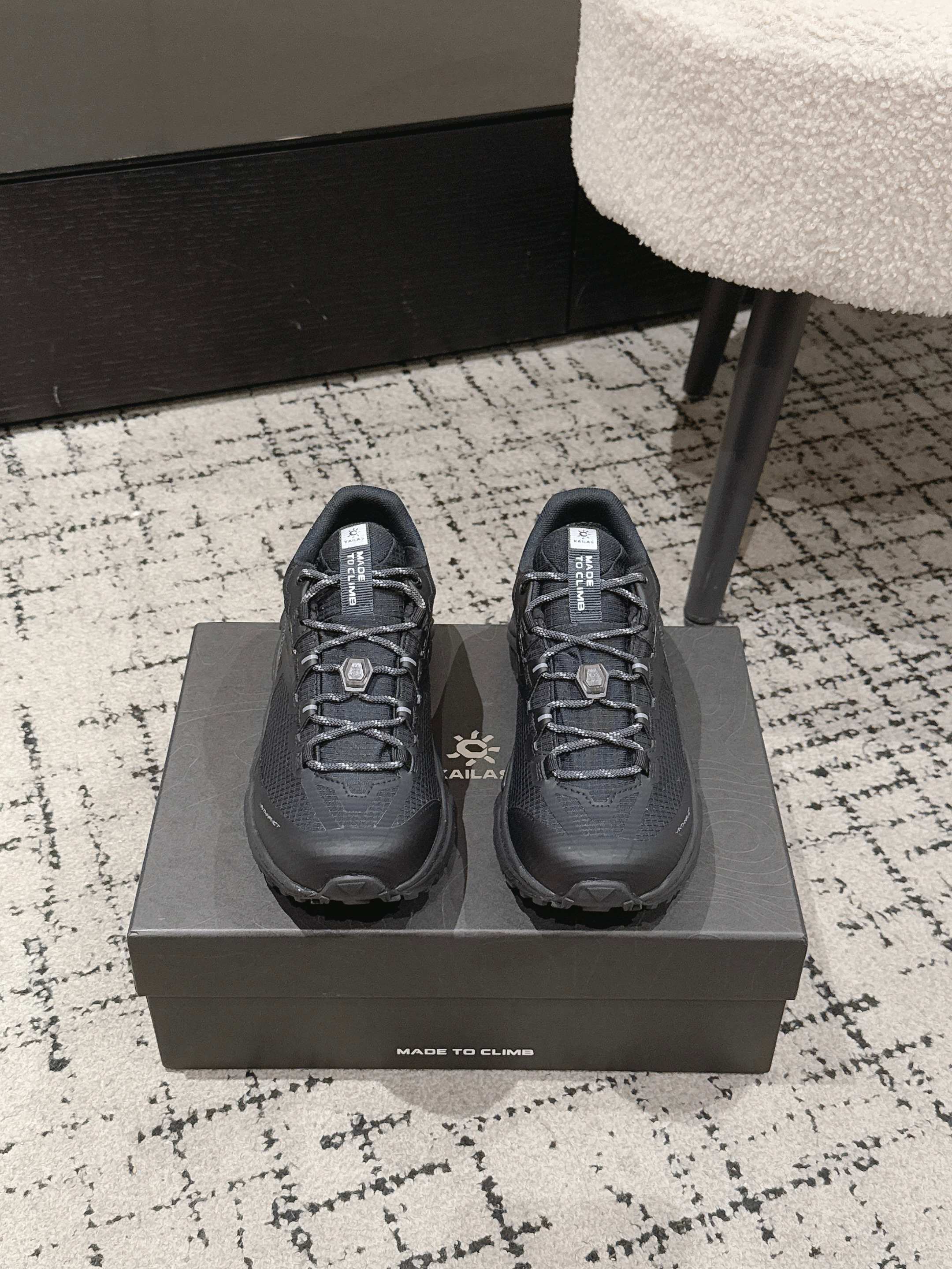 NO:758724,Popular model for couples, KAILAS Mountain Hiking 2 Hiking into the mountains | Still wondering what shoes to wear? That’s it! ''If the mountains are far away, walk towards the mountains.'' KAILAS Mountain Hiking-2 low-cut hiking shoes Functional features: ·Mountain Hiking-2, breathable and wear-resistant, long-distance hiking in the mountains ·Inheriting the genes of cross-country running, lightweight and high-elastic thick soles, embedded heels to stabilize gait, mountain running and hiking shoes designed for urban travel  ·Off-road Vibram wetland non-slip rubber sole, gripping and non-slip, allowing you to take every step ·Small-hole wear-resistant mesh, keeping your feet dry and comfortable while hiking ·Asian foot-shaped shoe last setting, stable midsole support, bringing you an excellent mountain hiking experience Hiking, going out on the street, commuting 'Mountain Tour-2' is your excellent choice. Original material, size 35-45, casual shoes/sports shoes, sneakers19860909情侣款 火爆款 KAILAS凯乐石 山行2 向山远行|还在纠结 穿什么鞋?那就它了! 「“山在远处,便向山远行.”」 KAILAS 山行-2 低帮徒步鞋 功能特性: ·山行-2,透气耐磨,向山远行 ·沿袭越野跑基因,轻质高弹厚底,嵌入式后跟稳定步态、城市旅行设计的跑山徒步鞋 ·越野Vibram湿地止滑橡胶底,抓地防滑,让你稳走每一步 ·小孔耐磨网布、徒步保持双脚干爽舒适 ·亚洲人脚型鞋楦设置、中底稳定支撑,为你带来出色的山行体验 徒步、出街、 通勤 「山行-2」都是你的绝佳选择 对原牌材质 35-45码,休闲鞋/运动鞋,sneakers,Women's Shoes