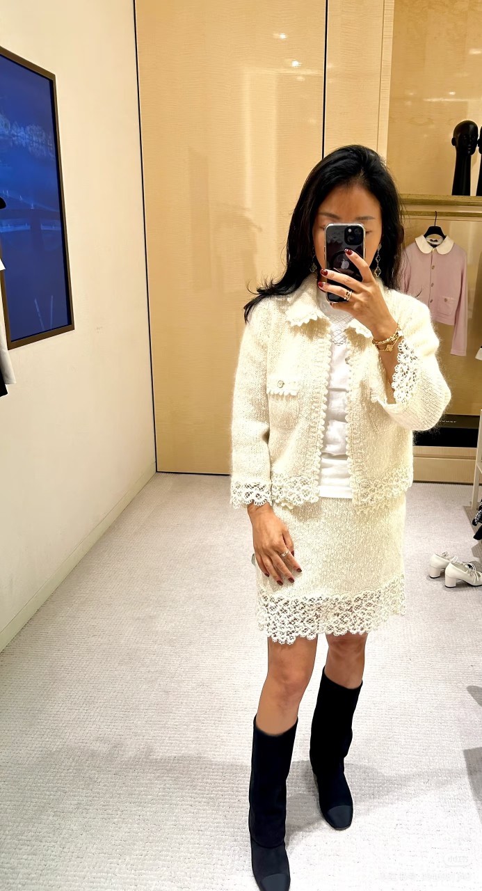 NO:504090,Xiaoxiang CHAN**L2025FW high-end handicraft workshop series //Wool knitted cardigan is made of soft light blue mixed knitted fabric and wool blend. The neckline is made of exquisite lapel design and the edges are delicate knitted texture, adding a retro flavor. The double C metal buttons on the front are one of Xiaoxiang’s classic elements, shining with a low-key luxury. The lace at the hem is finely crafted and exquisitely patterned, adding a soft and romantic atmosphere to this cardigan. The delicate lace and knitted fabric complement each other, belonging to Xiaoxiang’s usual luxury, chanel, chanel, alexander wang19860909小香CHAN**L2025FW高级手工坊系列//羊毛针织开衫它以柔和的浅蓝混色针织面料,羊毛混纺打造,领口采用精致的翻领设计,边缘带有细腻的针织纹理,增添了复古韵味.前襟的双C金属纽扣,小香经典元素之一,闪耀着低调的奢华感.下摆处的蕾丝花边,做工精细,花纹精美,为这件开衫增添了柔美浪漫的气息,细腻的蕾丝与针织面料相互映衬,属于小香家一贯的奢华,,chanel,chanel,alexander wang,Women's clothing