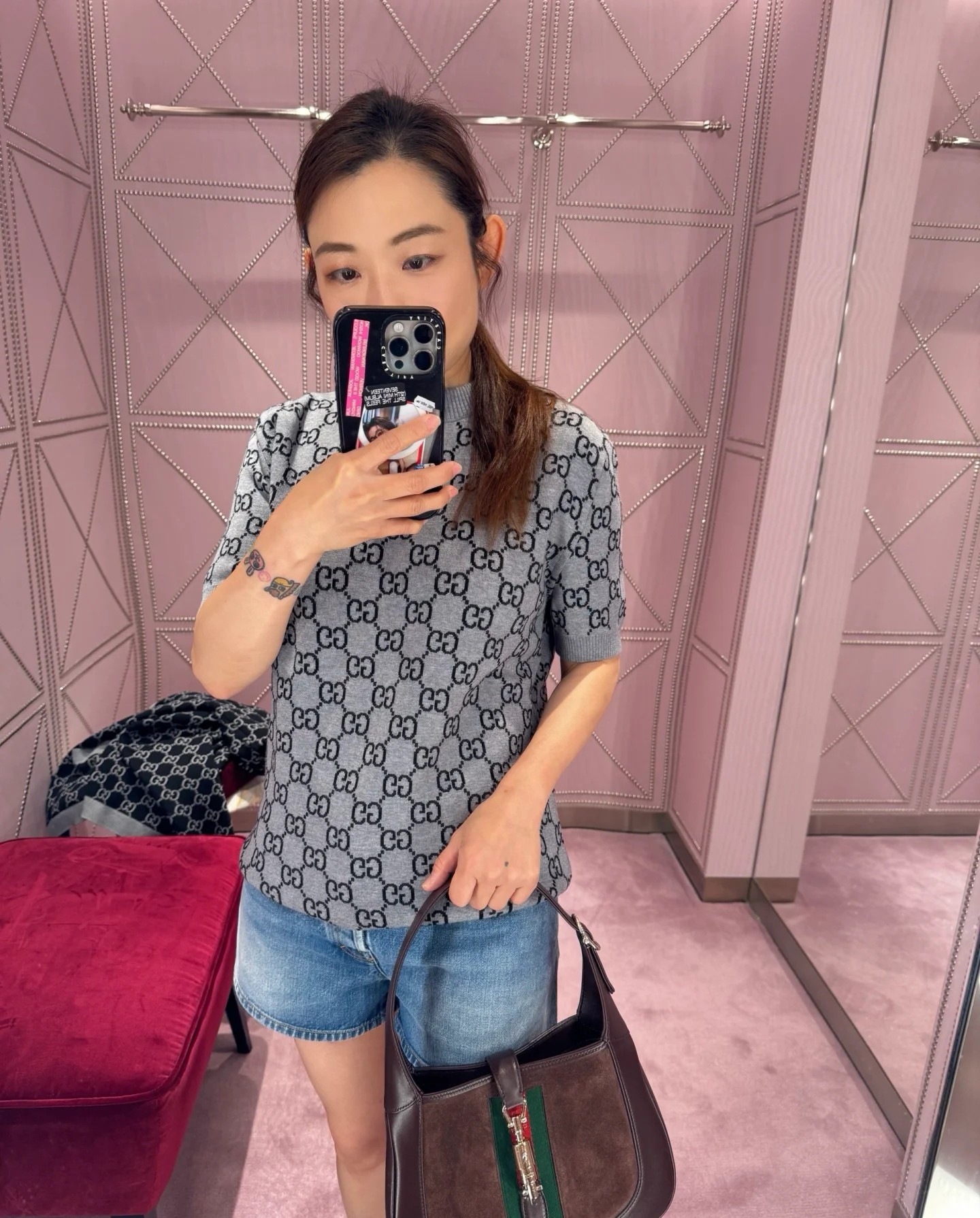 NO:517755,GUCC*25 autumn and winter limited new product series // Full-print presbyterian knitted round neck sweater classic presbyterian and knitted modern collision, gray as the base, the full picture is intertwined with black double G jacquard pattern, paired with metal texture buttons, revealing a luxurious style in the details. The knitted fabric is soft and skin-friendly, with a sense of comfort and styling. You can wear it alone in daily life to create a casual and fashionable style. Sml, gucci, sweaters, alexander wang19860909GUCC*25秋冬限定新品系列//满印老花针织圆领毛衣经典老花与针织的摩登碰撞,灰色为基底,满幅交织着黑色双G提花图案,搭配金属质感纽扣,于细节处流露奢华格调.针织面料柔软亲肤,兼具舒适与造型感,日常可单穿打造随性潮范.sml,,gucci,sweaters,alexander wang,Women's clothing