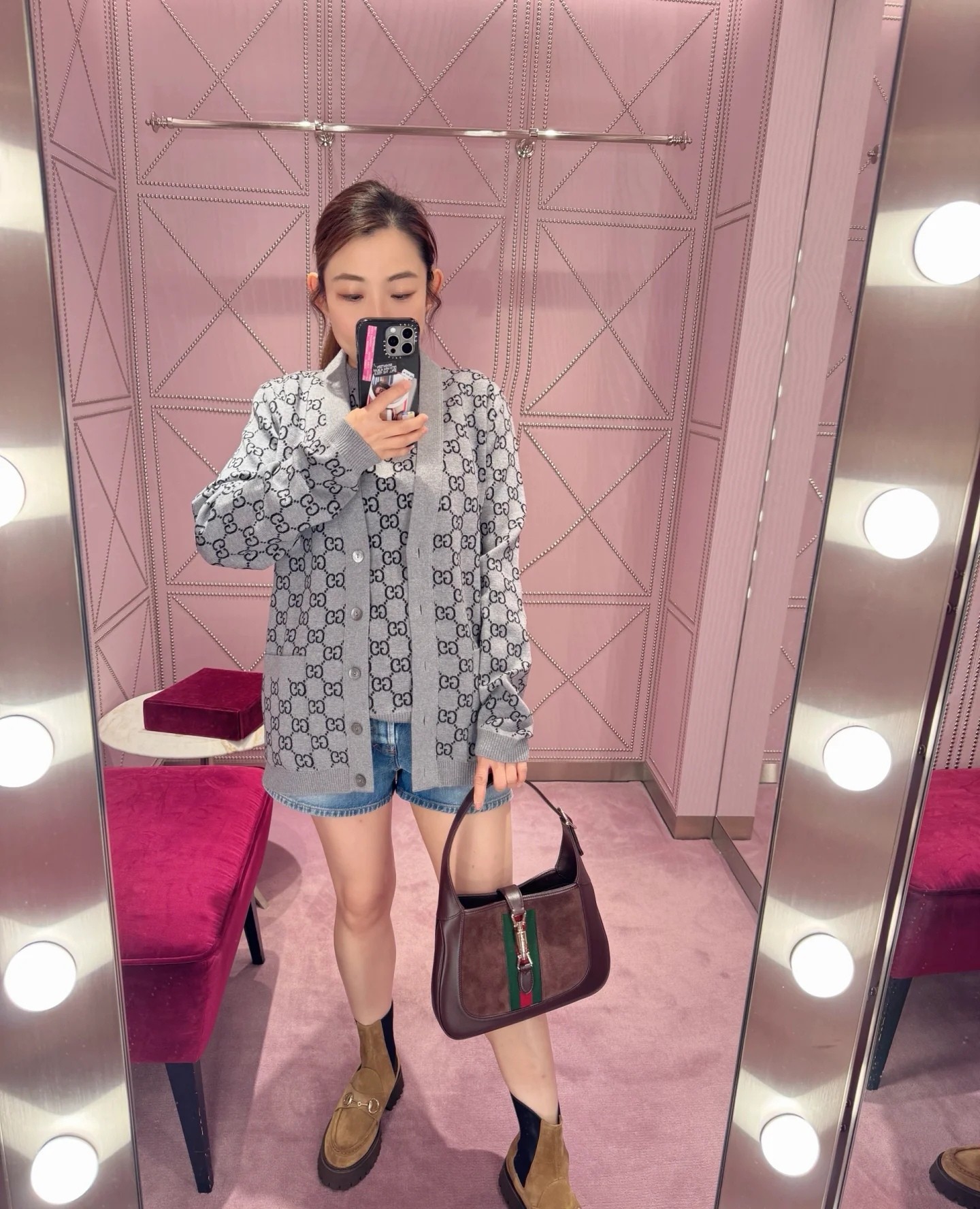 NO:517760,GUCC*25 autumn and winter limited new product series // Full-print presbyterian knitted cardigan classic presbyterian and knitted modern collision, gray as the base, full-frame double G jacquard pattern intertwined with black double G jacquard pattern, V-neck design is neat and elegant, matched with fritillar texture buttons, revealing a luxurious style in the details. The knitted fabric is soft and skin-friendly, and has a sense of comfort and styling. You can wear it alone in daily life to create a casual and fashionable style. smL, gucci, alexander wang19860909GUCC*25秋冬限定新品系列//满印老花针织开衫经典老花与针织的摩登碰撞,灰色为基底,满幅交织着黑色双G提花图案,V领设计利落大方,搭配贝母质感纽扣,于细节处流露奢华格调.针织面料柔软亲肤,兼具舒适与造型感,日常可单穿打造随性潮范.smL,,gucci,alexander wang,Women's clothing