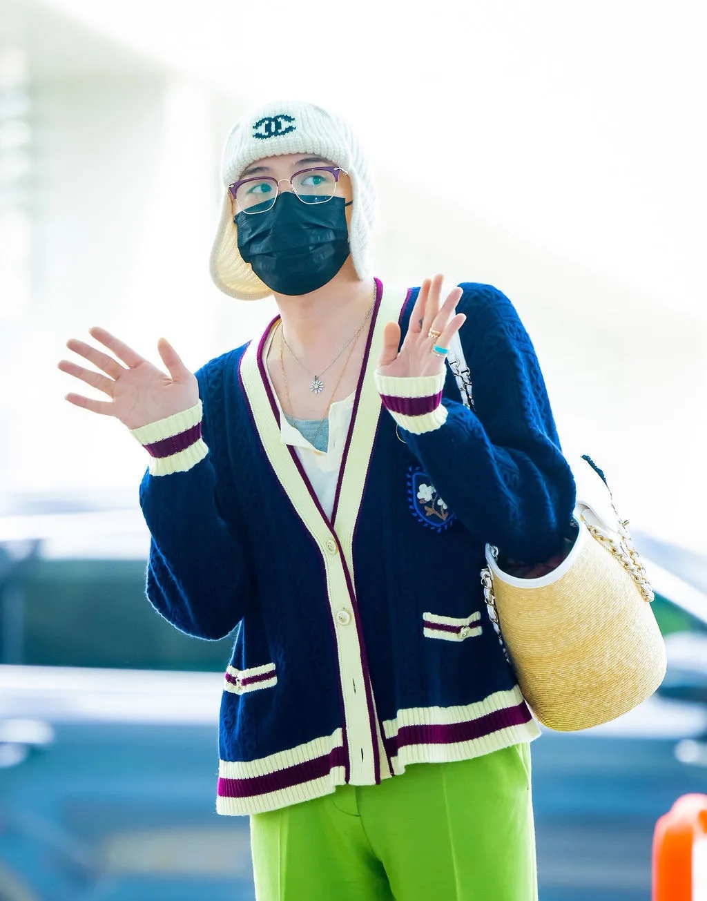 NO:517764,Xiaoxiang CHAN**L2025FW high-end handicraft workshop series // Flower wool knitted cardigan exquisite wool blend, handmade top version, exclusive first release. Dark blue tone, delicate twist knitting technology, classic V-neck paired with contrasting color edgings of white and burgundy, with clear layers; the flower badge on the chest is embroidered with exquisite and elegant, at a glance! ! The pockets on both sides are also decorated with contrasting stripes, paired with pearl-like buttons.sml, chanel, alexander wang19860909小香CHAN**L2025FW高级手工坊系列//花朵羊毛针织开衫精羊毛混纺,手工制作的顶级版本,独家首发.深蓝色色调,采用细腻的麻花针织工艺,经典V领搭配白色与酒红色的撞色包边,层次分明；胸前的花朵徽章刺绣精致优雅,一眼万年的程度！！两侧的口袋同样以撞色条纹装饰,搭配珍珠质感紐扣.sml,,chanel,alexander wang,Women's clothing