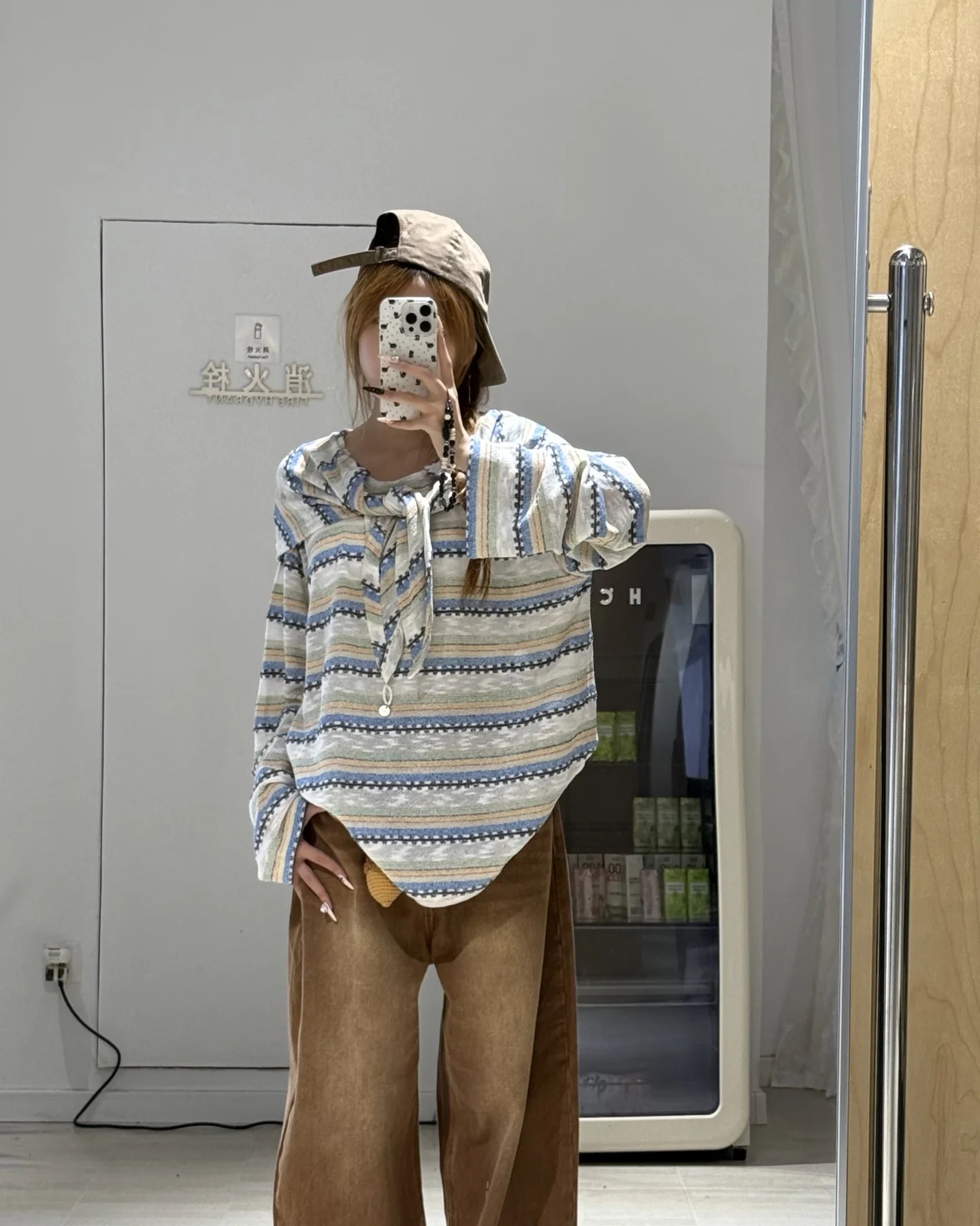 NO:517827,25FF Autumn New Product Series //Shawk knitted striped long-sleeved tops are made of delicate knitted fabric, and the high-end version has a soft and comfortable touch. The classic style is matched with striped elements, and the retro feel is full of fashion. The corners of the clothes are covered with leather cards; this striped knitted sweater is a fashionable masterpiece full of retro and vitality. The colors are fresh and bright like a palette that has been overturned, full of vitality. Two colors can be used, shawls, alexander wang1986090925FF秋季新品系列//披肩针织条纹长袖上衣采用细腻针织面料,高版本独家首发触感柔软舒适.经典版型搭配条纹元素,复古感拉满,披肩设计极具时尚度.衣角带有皮牌；这款条纹针织衫是充满复古与活力的时尚佳作,颜色清新明亮如同打翻了的调色盘,满是活力气息.两色可入,,shawls,alexander wang,Women's clothing