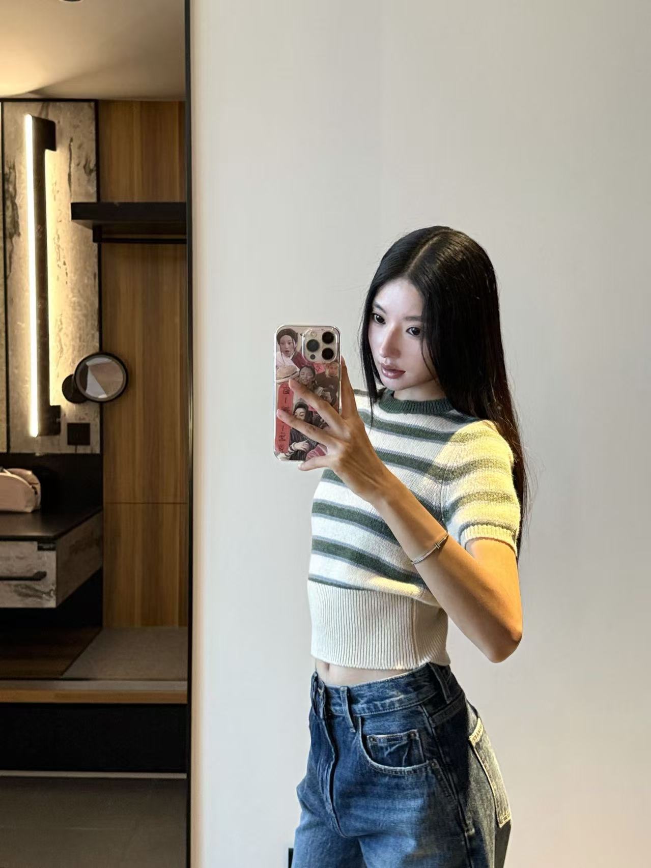 NO:517846,Loro Piana 25FW round neck striped short-sleeved cashmere sweater Small cashmere feel soft and delicate, like wrapping clouds around the body, gentle color, striped design lengthens the leg proportions SML, loro pigana, T-shirt, alexander wang19860909Loro Piana 25FW 圆领条纹短袖羊绒衫 小山羊绒 手感软糯细腻 像把云朵包裹在身上 颜色温柔 条纹设计拉长腿部比例 SML,,loro piana,T-shirt,alexander wang,Women's clothing