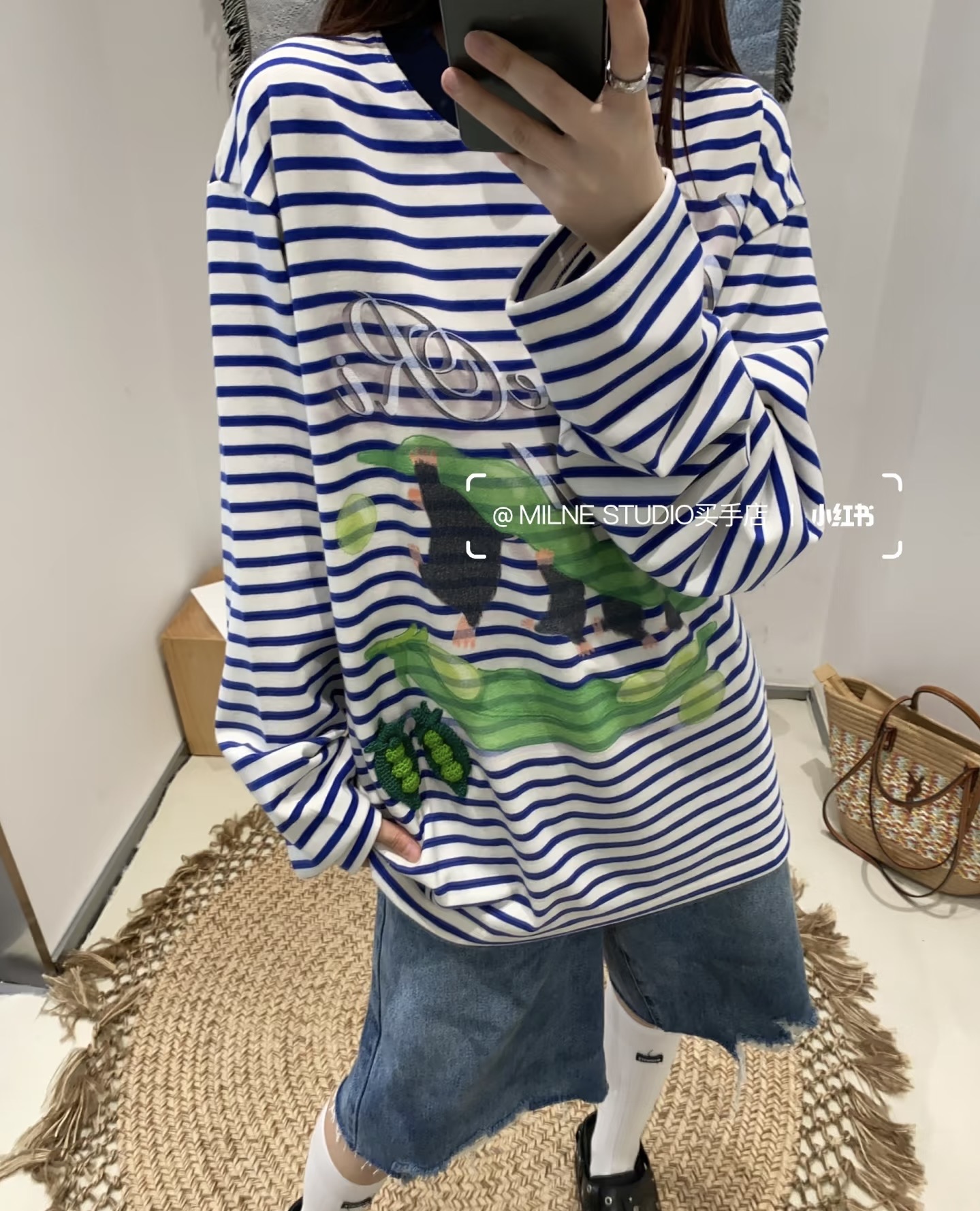 NO:534862,2025FW Autumn and Winter Limited New Product Series //Funny Striped Long Sleeve T-shirts with Grid and Lines and Reproduction Made the whole pattern consists of three-dimensional prints and three-dimensional crochets; the design is unique, and the pattern on the chest combines cute mole and pea elements. The mole interacts playfully between pea pods, and is matched with artistic fonts, full of vitality and fun; there is also three-dimensional crochet pea decoration, which adds a unique sense of detail to the overall shape.smL, tees, t-shirt, alexander wang198609092025FW秋冬限定新品系列//趣味条纹长袖T恤对格对线重本制作整件图案由立体印花立体钩织组成；设计上别出心裁,胸前的图案融合了可爱的鼹鼠与豌豆元素,鼹鼠在豌豆荚间俏皮互动,搭配艺术字体,充满活力与趣味；还有立体钩织的豌豆装饰,为整体造型增添了别致的细节感.smL,,tees，t-shirt,alexander wang,Women's clothing