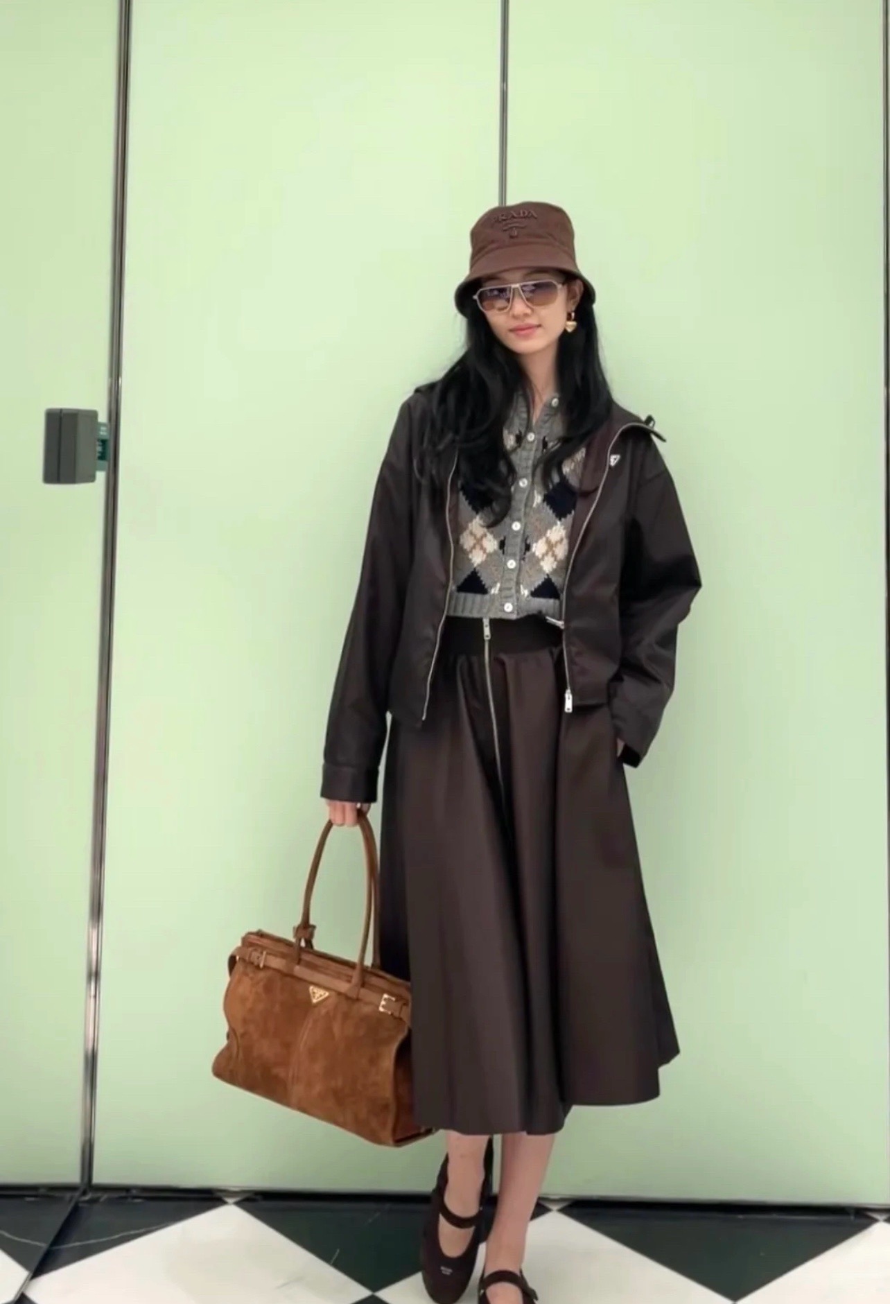 NO:536778,PD 25 autumn and winter new style, workwear pleated skirt, customized YB imported environmentally friendly recycled nylon material, more casual and fashionable texture, series umbrella-shaped long skirt, zipper placket and elastic waist, full of design, simple and durable details echo up and down, presenting a casual and free style of dressing, fashionable and fashionable upper body. One color spot SML, skirts, alexander wang19860909PD 25秋冬新款 工装百褶半身裙 定制YB进口环保再生尼龙材质 质感更为休闲时尚 系列伞状半身长裙 拉链开襟和弹力腰身 设计感满满 简约耐看的细节上下呼应 呈现随性自由的穿搭风格 上身时髦洋气.一个色现货SML,,skirts,alexander wang,Women's clothing