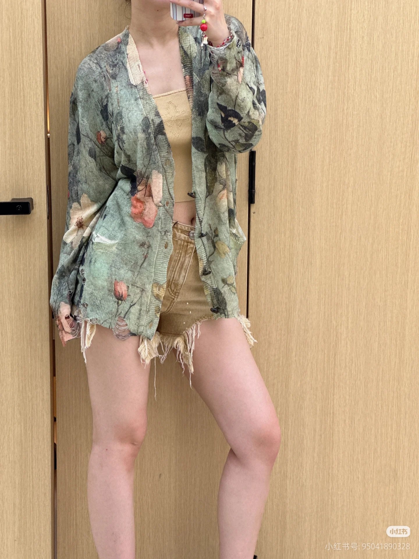 NO:545007,R13 2025FW autumn and winter new product series // Ink painting wool knitted cardigan super hot Chinese style top version of cardigan is coming!  The body is made of ink painting floral patterns, with pink, blue and green colors blending, and the water waves rippling, like a scroll. The fringe treatment at the edge adds a bit of casual and unrestrained trend. The fabric is light and soft, the wool blended knitted texture is delicate, and the upper body is extremely gentle.sml,,alexander wang19860909R13 2025FW秋冬新品系列//水墨画羊毛针织开衫超火中式风顶级版本开衫来袭！衣身采用水墨画花卉图案,粉色、蓝绿色等色彩交融,水波荡漾中、宛如一幅画卷.边缘的毛边处理增添了几分随性不羁的潮流感.面料轻薄柔软,羊毛混纺针织质感细腻,上身极致温柔风.sml,,alexander wang,Women's clothing