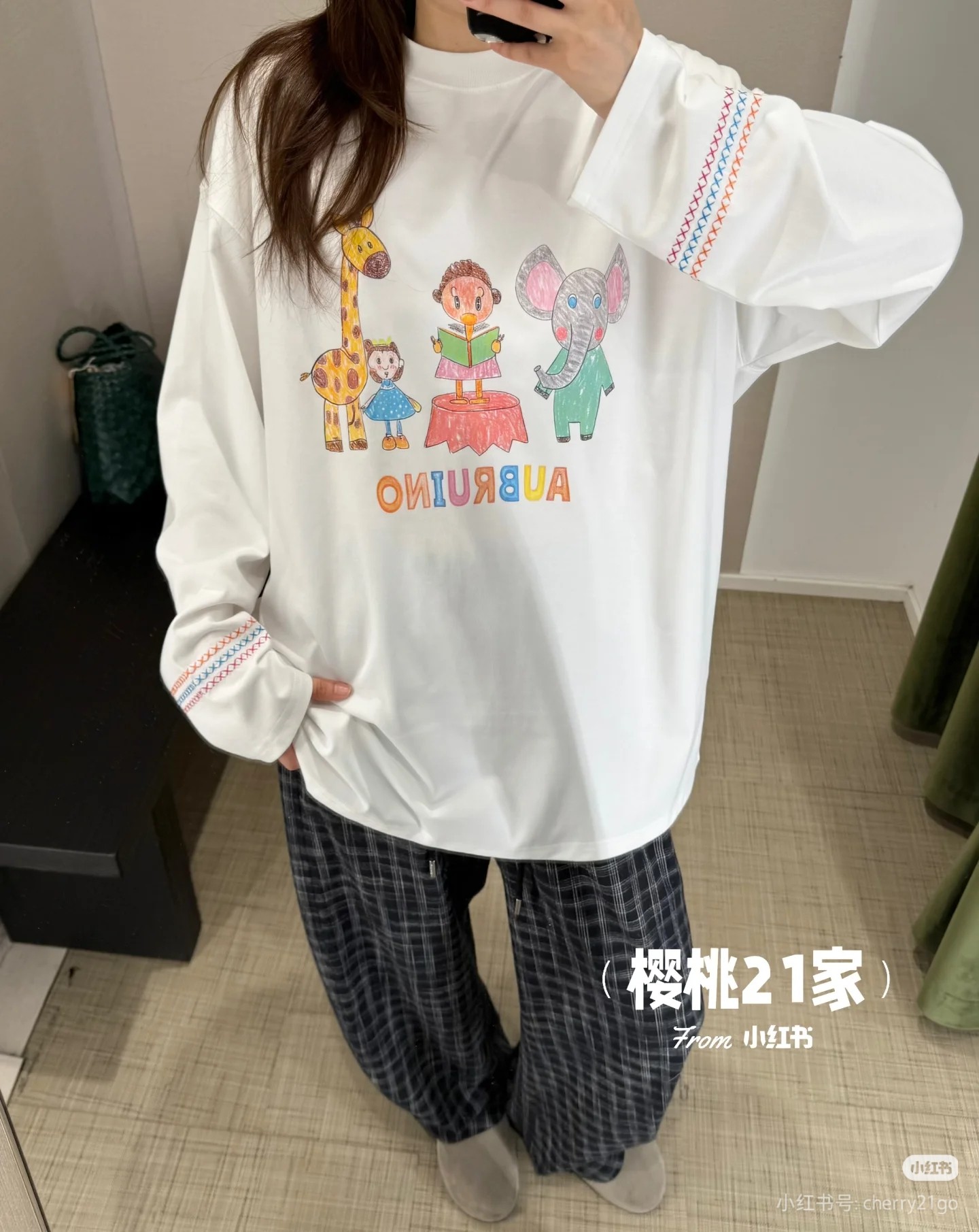 NO:547030,2025SS Early Autumn New Product Series // Fun long-sleeved T-shirts are soft and comfortable in texture, with colorful prints and excellent craftsmanship. The front is printed with colorful cartoon patterns and colorful letters at the bottom, adding a playful feel to the whole. The colorful striped embroidery details at the cuffs are exquisite and eye-catching, making the simple white T no longer monotonous.sml,,tees, t-shirt,alexander wang198609092025SS早秋新品系列//趣味长袖T恤精纺棉质地柔软舒适,刺绣彩色印花,工艺上乘.正面印有色彩缤纷的卡通图案,下方彩色字母点缀,为整体增添了俏皮感.袖口处的彩色条纹刺绣细节,精致又吸睛,让简约的白T不再单调.sml,,tees，t-shirt,alexander wang,Women's clothing