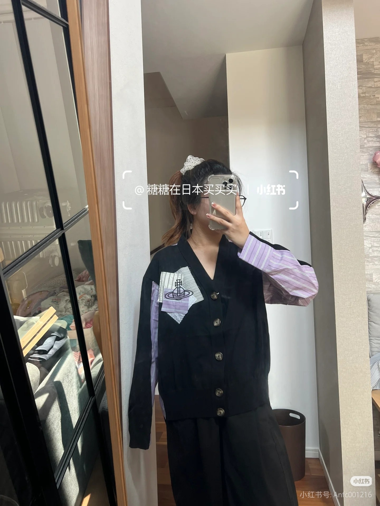 NO:548584,Vivie*e Wes*wood West Queen Mother SS Autumn Limited Series // Shirt splicing knitted cardigan West Queen Mother - Produced by Red Label, it must be a high-quality masterpiece, and it is a hot new model in seconds!  Purchasing a hard-to-find, blue and white striped shirt, creating a layered layering effect. The classic V-neck design has a patchwork decoration on the chest with the brand's iconic Saturn pattern, and the raw edge design on the edge adds a bit of uninhibited punk flavor. smL,, shirts, alexander wang19860909Vivie*e Wes*wood西 太后SS秋款限定系列//衬衫拼接针织开衫 西 太后 —红标出品、必属精品佳作,上新秒空大爆热款！代购一件难求,蓝白条纹衬衫,形成富有层次的叠穿效果.经典V领设计胸前的拼布装饰带有品牌标志性的土星图案,边缘的毛边设计增添了几分不羁的朋克气息.smL,,shirts,alexander wang,Women's clothing