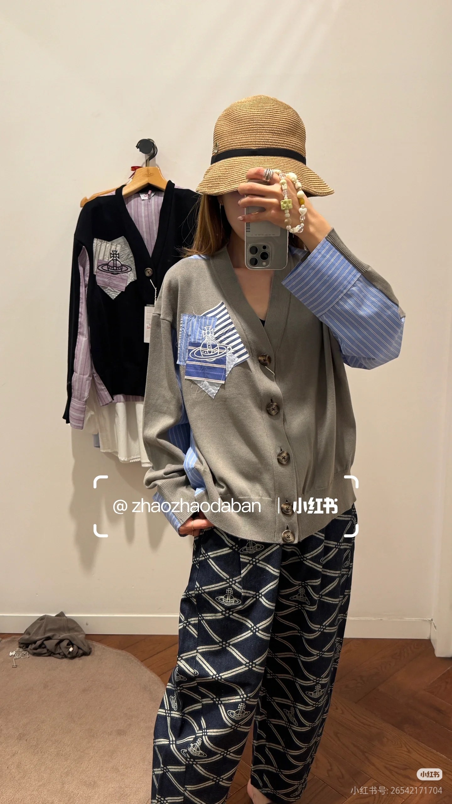 NO:548592,Vivie*e Wes*wood West Queen Mother SS autumn limited series // Shirt splicing knitted cardigan west Queen Mother - produced by red label, must be a fine masterpiece, new and instantly empty hot style!  A blue and white striped shirt creates a layered layering effect. The classic V-neck design on the chest has the brand's iconic Saturn pattern, and the burly edge design adds a bit of unruly punk atmosphere. smL, shirts, alexander wang19860909Vivie*e Wes*wood西 太后SS秋款限定系列//衬衫拼接针织开衫西 太后 —红标出品、必属精品佳作,上新秒空大爆热款！代购一件难求,蓝白条纹衬衫,形成富有层次的叠穿效果.经典V领设计胸前的拼布装饰带有品牌标志性的土星图案,边缘的毛边设计增添了几分不羁的朋克气息.smL,,shirts,alexander wang,Women's clothing