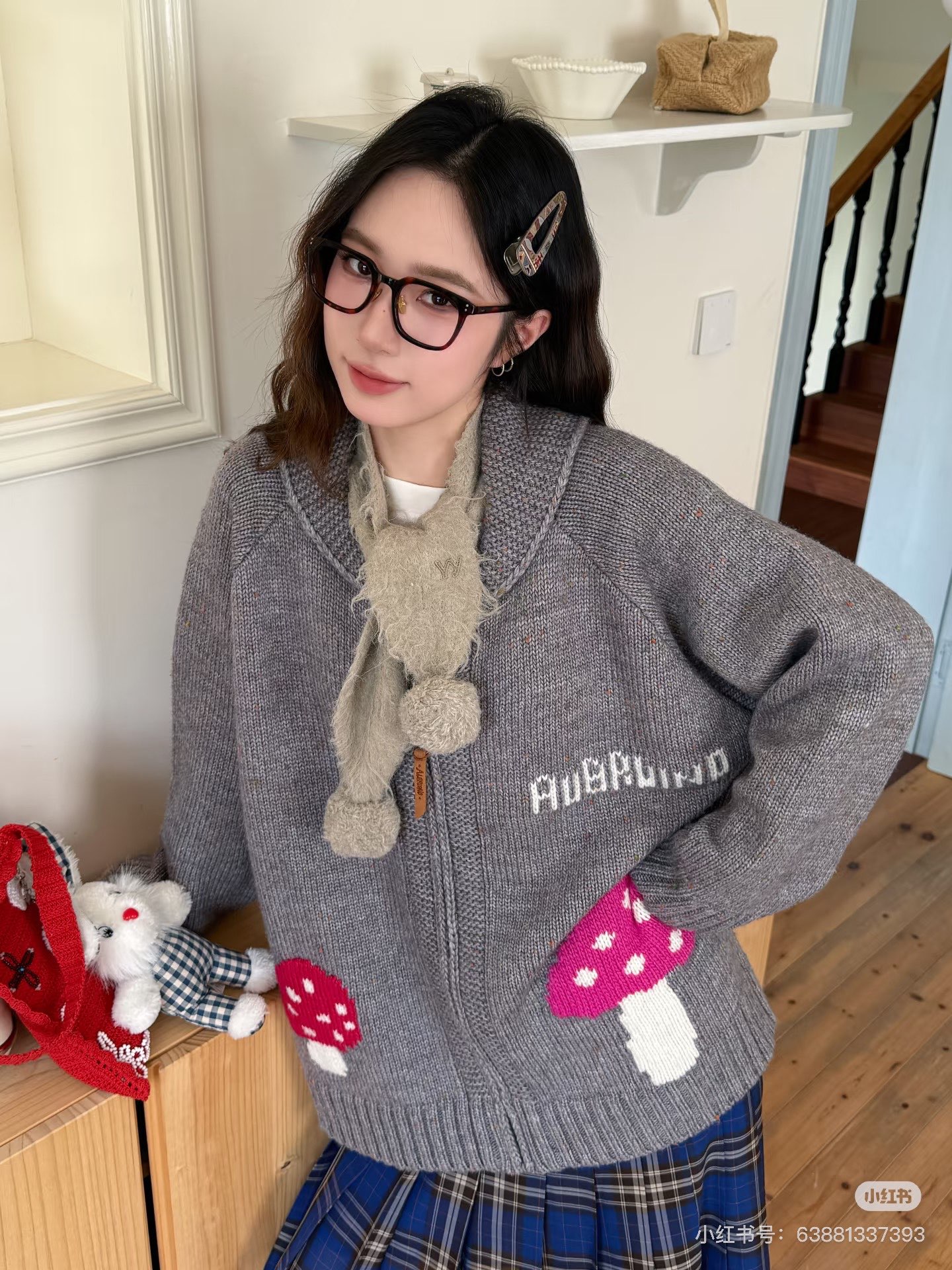 NO:567921,aubrui*o2025FW autumn and winter new product series //Childlike sweater cardigan is a creative collision of childishness and retro style. The whole body is made of gray wool knitted fabric, YB purchased and developed 1:1 embroidery jacquard high restoration, the white letter jacquard on the body complements the red and pink mushroom pattern, and the red mushroom is embellished with white spots, injecting a lively fairy tale atmosphere into the whole. smL,,sweaters,alexander wang19860909aubrui*o2025FW秋冬新品系列//童趣毛衣开衫童趣与复古风格的创意碰撞.整体采用灰色羊毛针织面料,YB购入开发1:1刺绣提花高还原,衣身的白色字母提花与红、粉双色蘑菇图案相映成趣,红色蘑菇点缀白色斑点,为整体注入了活泼的童话气息.smL,,sweaters,alexander wang,Women's clothing