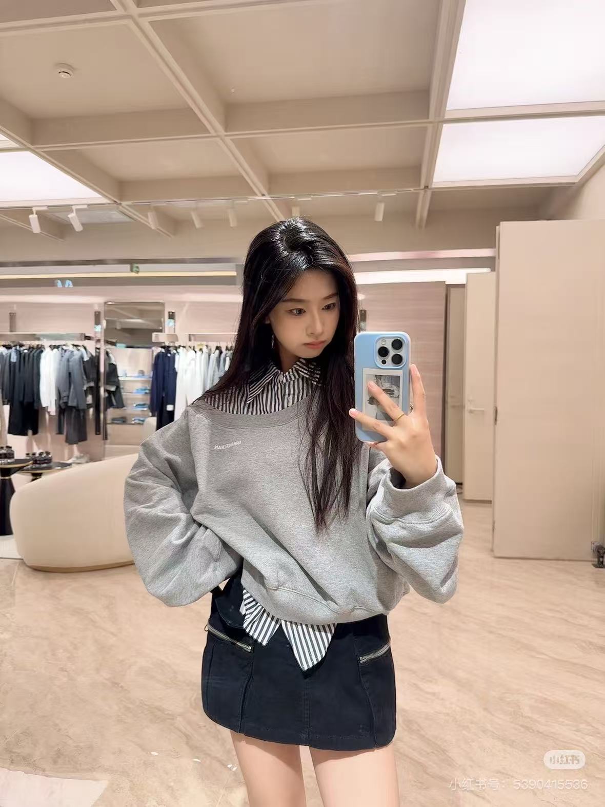 NO:568806,ANN ANDELM**25FW new series // Spliced ​​shirts and sweatshirts This year's hot ANN shirt splicing series, purchased by YB, adopts a fake two-piece splicing style with a great sense of design, cleverly integrating the gray off-shoulder sweatshirt and striped shirt. The off-shoulder design adds a bit of sexiness; the lapel element of the striped shirt is neat and elegant, and the two styles collide to create a unique fashion spark.smL,,hoodie,sweatshirts,shirts,alexander wang19860909ANN ANDELM**25FW新款系列//拼接衬衫卫衣今年大火的ANN衬衫拼接系列,YB购入 采用极具设计感的假两件拼接风格,将灰色露肩卫衣与条纹衬衫巧妙融合.露肩设计增添了几分小性感；条纹衬衫的翻领元素利落大方,两种风格碰撞出独特的时尚火花.smL,,hoodie,sweatshirts,shirts,alexander wang,Women's clothing