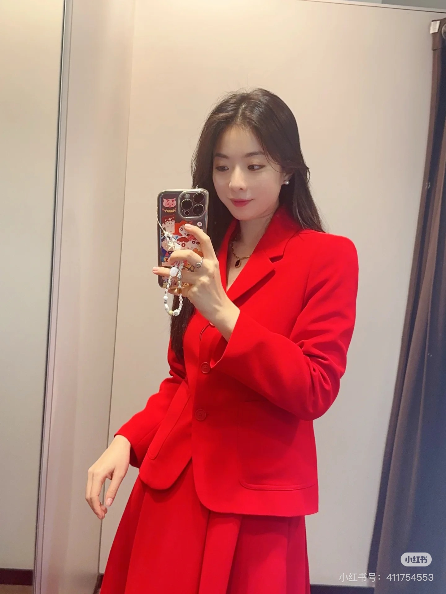 NO:570818,Dio* r 2025FW High-End Customized Series // Wool Silk Suit Cabinet 3W!  !  !  A truly top-notch product, a wool-blend silk suit jacket with a bright red aura, neat lapel design, and a single row of three buttons, showing a simple but exquisite style. There are flap pockets on both sides, and the overall tailoring is three-dimensional. smL,, dior, jackets & coats, business suit, real silk, alexander wang19860909Dio* r 2025FW高端定制系列//羊毛真丝西装柜柜3W！！！真正的顶级好货,羊毛混纺真丝西装外套,亮眼红色气场全开,利落的翻驳领设计,搭配单排三粒扣,简约中尽显精致格调.两侧设有翻盖口袋,整体剪裁立体.smL,,dior,jackets & coats,business suit,real silk,alexander wang,Women's clothing