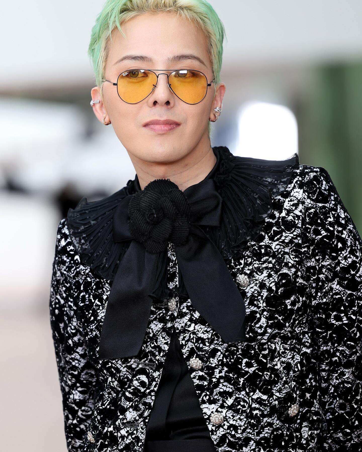 NO:577209,Tops and pants p CHAN*L 2025FW Autumn and Winter Advanced Handicraft Workshop Series // Xiaoxiang Haute Couture Style Black and White Jacquard GD Quan Zhi*  Dragon is the same style as the show. The top version is developed and is hard to find in the cabinet. The top is short-cut and decorated with three-dimensional camellia buttons in the center, which is full of retro atmosphere. The bottoms are slightly flared trousers, which echo the black and white jacquard pattern of the same fabric as the top. The irregular design of the trouser legs injects an avant-garde sense into the whole. smL,, chanel, alexander wang19860909上衣 裤子p CHAN*L 2025FW秋冬高级手工坊系列//小香高定风黑白提花 GD 权志* 龙同款秀场款.顶级版本开发,柜柜一件难求,上衣采用短款剪裁,中央立体山茶花扣点缀,复古气息十足,下装是微喇长裤,与上衣同面料的黑白提花图案上下呼应,裤脚的不规则设计又为整体注入了前卫感.smL,,chanel,alexander wang,Women's clothing