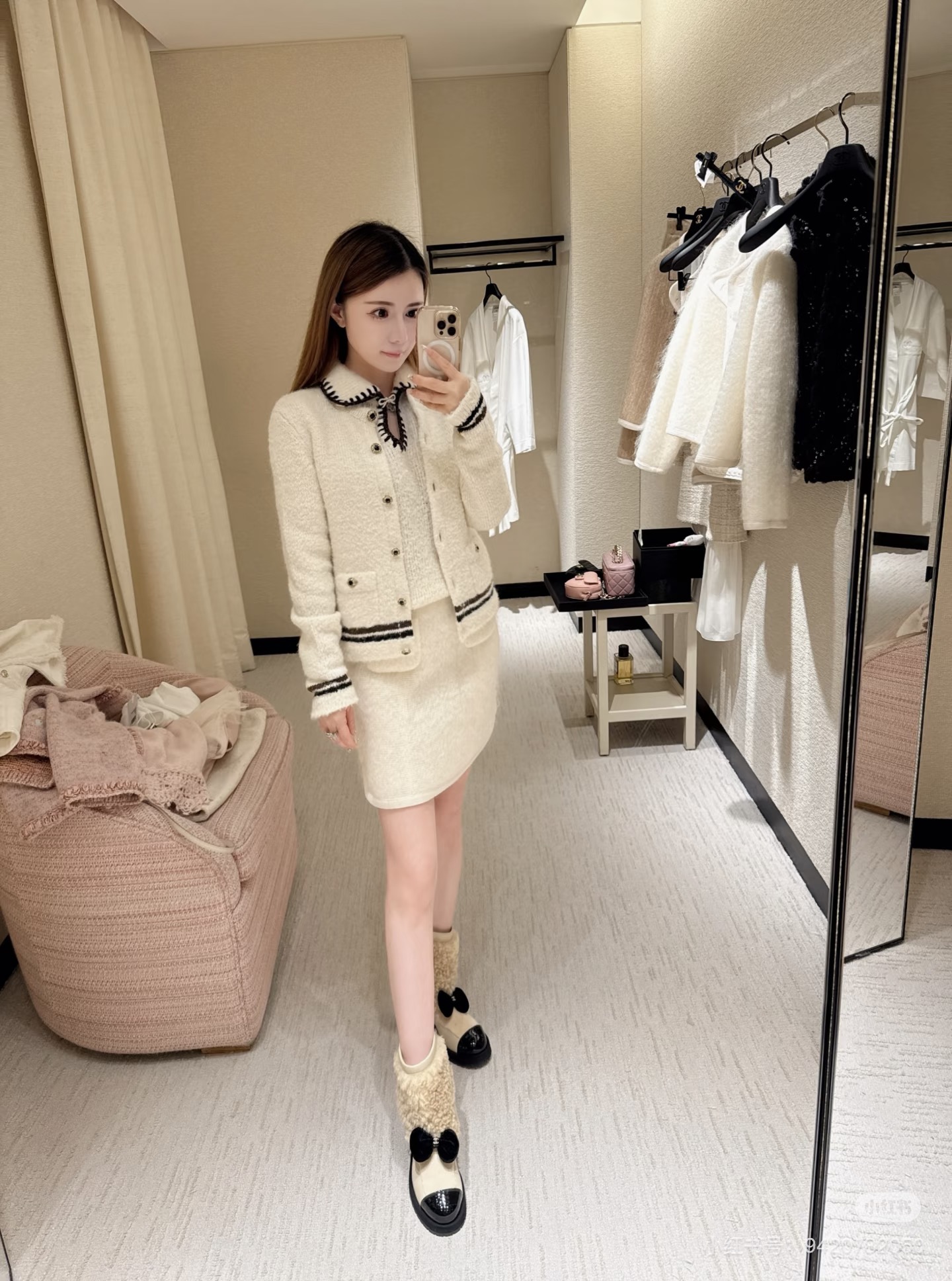 NO:587171,Chane* 2025FW Autumn and Winter Ski Series // Knitted cardigan Xiaoxiang coco neige ski series, French elegance, fluffy and soft knitted fabrics with its own 'cloud touch', texture and texture are high-end and classy, ​​round neck + single row of metal buttons design is simple and neat, the contrasting black stripes on the hem and cuffs enrich the visual hierarchy.smL,,chanel,alexander wang19860909Chane* 2025FW秋冬滑雪系列//针织开衫小香coco neige滑雪系列,法式优雅,蓬松柔软的针织面料自带“云朵触感”,肌理感纹理高级又显档次,圆领+单排金属纽扣设计简约利落,下摆和袖口的黑色条纹撞色,丰富了视觉层次.smL,,chanel,alexander wang,Women's clothing