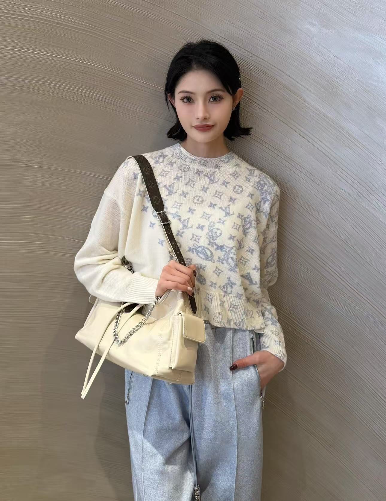 NO:622910,lLouis Vit**on 2025FW new autumn and winter series // The main body of the blue and white gradient all-over printed wool sweater is white and blue gradient + all-over printed presbyopia elements (classic Monogram + smiley face / symbol splicing). The left half is pure white, and the right half gradually transitions to dense blue and white printing. It is visually recognizable but not cluttered; it has both a sweet and cool style and a sense of laziness. SML,, louis vuitton, loro piana, alexander  wang19860909lLouis Vit**on 2025FW秋冬新品系列//蓝白渐变满印羊毛针织衫主体是白蓝渐变+满印老花元素（经典Monogram+笑脸/符号拼接）左半部分是纯净白色,右半部分逐渐过渡到密集的蓝白印花,视觉上既有辨识度又不杂乱；甜酷风与慵懒感兼备.SML,,louis vuitton,loro piana,alexander wang,Women's clothing