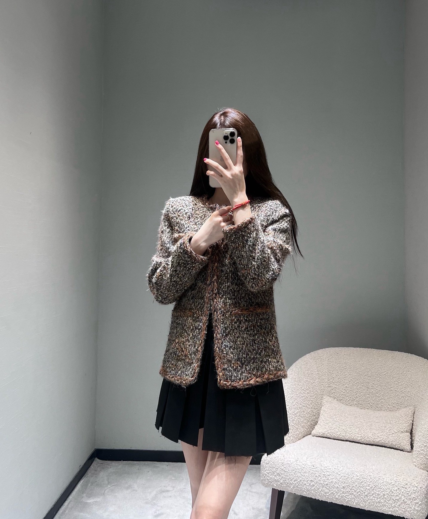 NO:622911,Chan*L 2026ＳSS Early Spring New Product Series // Classic wool tweed round neck jacket is first released in early spring of 2026!  The exclusive first batch of mixed-color tweed fabrics are launched, showing a rich variegated texture. The sides of the clothes are decorated with hand-woven raw edges, and the golden double C metal logo on the chest is exquisite yet low-key and noble. SML,,chanel,jackets & coats,alexander wang19860909Chan*L 2026ＳS早春新品系列//经典羊毛粗花呢圆领外套26年早春首发！独家首批单推出混色粗花呢面料,呈现出丰富的杂色肌理,衣身边均采用手工编织的毛边装饰,胸前的金色双C金属标识,精致又不失低调贵气.SML,,chanel,jackets & coats,alexander wang,Women's clothing