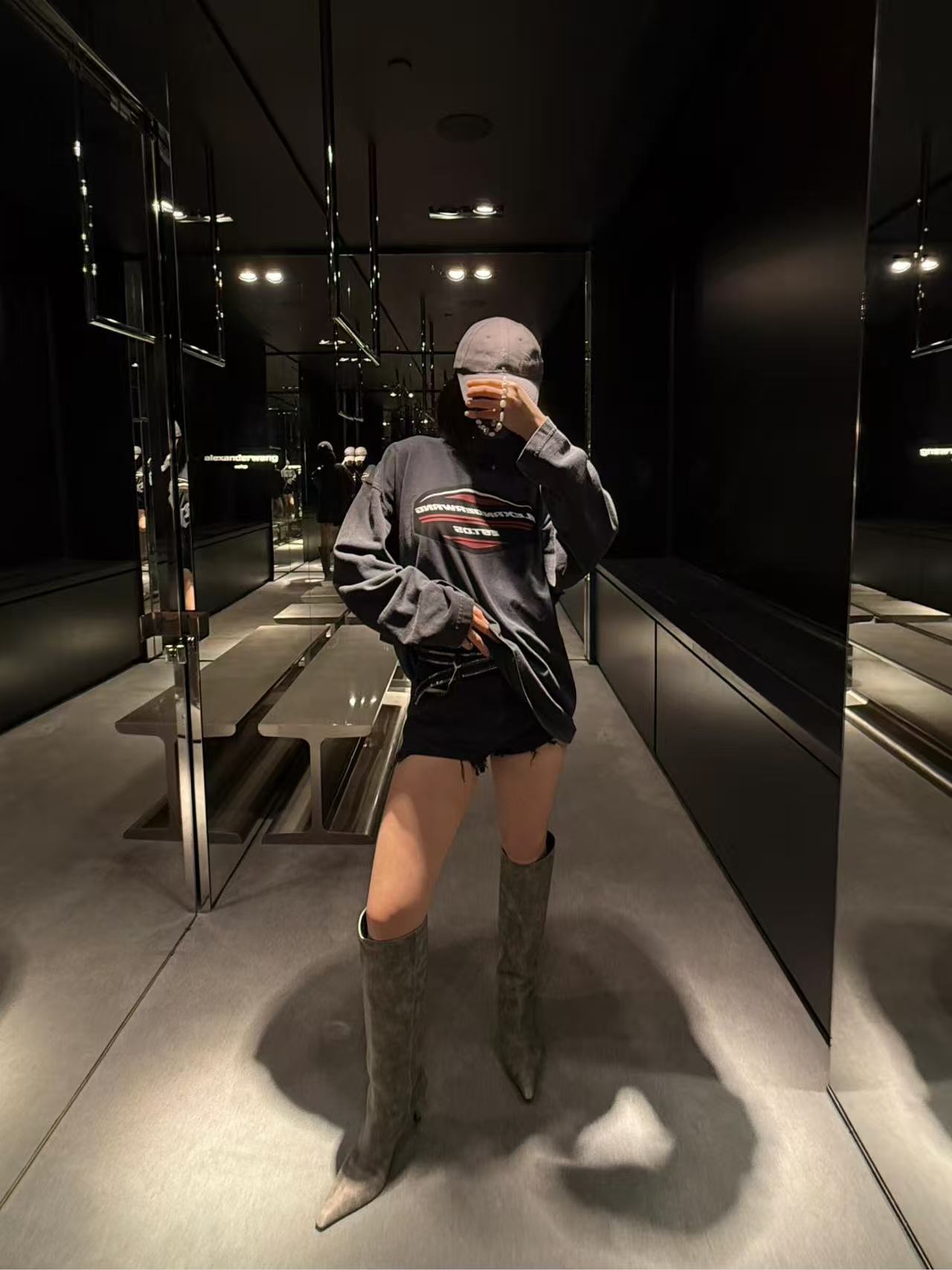 NO:625336,Alexander W*2025FW New Autumn and Winter Series // Distressed long-sleeved T-shirt, a favorite of little red bloggers, is generally washed and distressed in dark gray tones, with a retro texture, more layered than ordinary solid-color T-shirts; half-high collar + loose tailoring, full of laziness, chest logo print with red and black geometric graphics decoration, with a relaxed street feel~SML,,tees,t-shirt,alexander wang19860909Alexander W*2025FW秋冬新品系列//做旧长袖T恤小红博主超爱的爆款整体是水洗做旧的深灰色调,自带复古质感,比普通纯色T恤更有层次；半高领+宽松剪裁,慵懒感十足胸前标识印花搭配红黑几何图形装饰,自带松弛的街头感~SML,,tees，t-shirt,alexander wang,Women's clothing