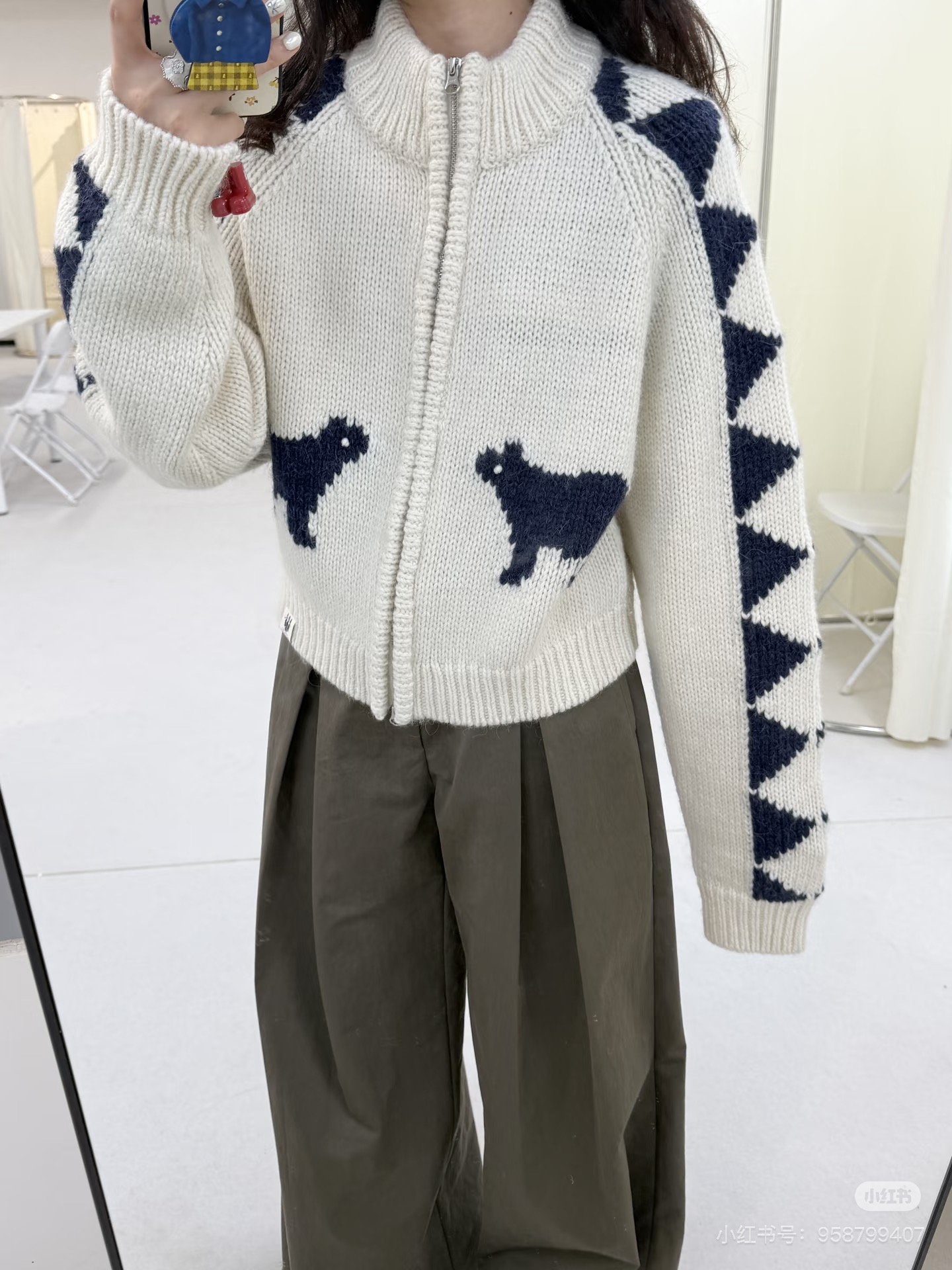 NO:627546,25 Christmas theme limited series // Polar bear jacquard knitted zipper cardigan; Christmas theme battle coat, polar bear + geometric jacquard body. The 'double polar bear' pattern on the front is cute and smart, and the triangular geometric pattern on the shoulder sleeves echoes the main pattern, bringing full warmth in the cold winter. SML,, alexander wang1986090925圣诞主题限定序列//北极熊提花针织拉链开衫；圣诞主题战衣,北极熊+几何提花衣身正面的“双北极熊”图案可爱灵动,肩袖处的三角几何纹路与主体图案呼应,在寒冷的冬天带来满满暖意.SML,,alexander wang,Women's clothing