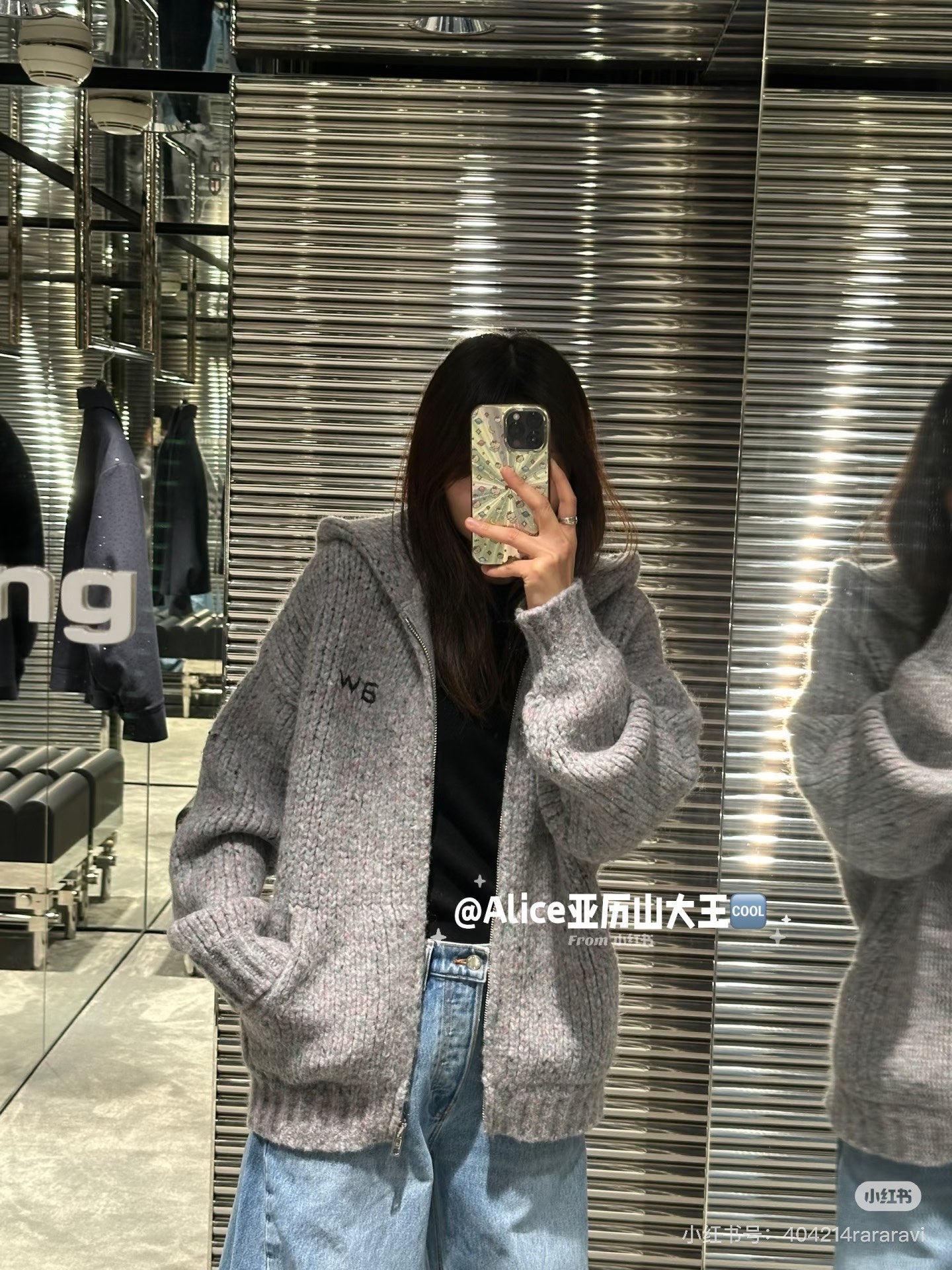 NO:628663,Alexander W*FW new autumn and winter product series // YB developed the top version of the King hooded knitted zipper cardigan with variegated yarns woven into the body. The basic gray adds layers and a retro feel; the 'aw' letter embroidery on the left chest is simple and not exaggerated, using thick knitted texture fabric, which feels soft and fluffy; the oversize version + retro variegated texture create a relaxed and textured autumn and winter casual style. SML,,versace,alexander wang,hats,alexander wang19860909Alexander W*FW秋冬新品系列//大王连帽针织拉链开衫YB开发顶级版本衣身织入杂色纱线,基础灰色多了层次与复古感；左胸的“aw”字母刺绣简约不浮夸,选用粗针织纹理面料,触感柔软蓬松；oversize版型+复古杂色纹理,打造出松弛又有质感的秋冬休闲风.SML,,versace,alexander wang,hats,alexander wang,Women's clothing