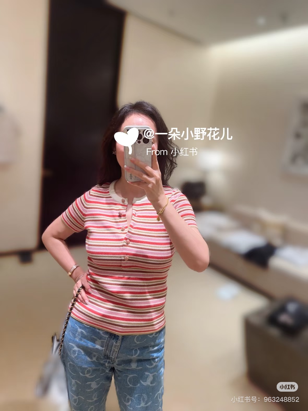 NO:628604,Chan*L autumn and winter classic series/fine stripes, made of elastic pitted knitted fabric, which fits the body shape while retaining comfort. The collar, cuffs and hem are all piped in the same color; the most eye-catching double C button is like a flower embedded in it, with a pink gem-like luster, continuing Xiaoxiang’s exquisite genes. SML,,chanel,alexander wang19860909Chan*L秋冬经典系列/细密条纹,采用弹力坑条针织面料,贴合身形又保留舒适感.领口袖口下摆均做了同色系滚边处理；最亮眼的双C纽扣,如同花朵镶嵌其中,粉宝石质感般的光泽,延续了小香的精致基因.SML,,chanel,alexander wang,Women's clothing