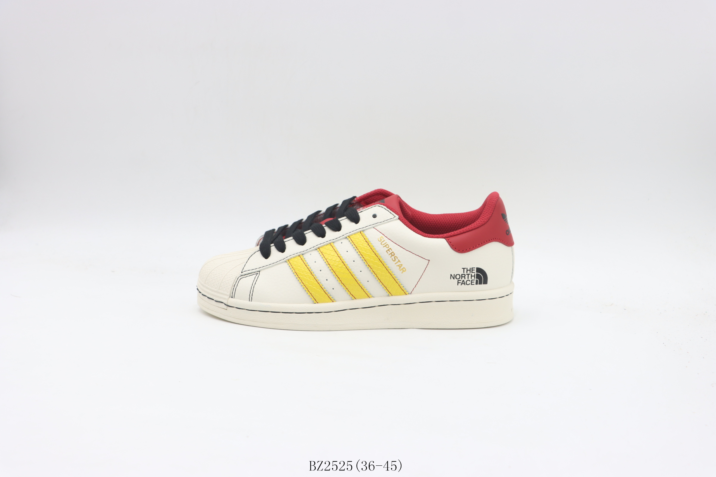 💰200
【公司级     贝壳头系列】阿迪达斯/Adidas  阿迪三叶草贝壳头板鞋        白黄红北面
货号：BZ2525尺码：36 36.5 37 38 38.5 39 40 40.5 41 42 42.5 43 44 45
❗️❗️❗️
阿迪达斯AdidasSUPERSTAR贝壳头系列低帮百搭休闲运动板鞋