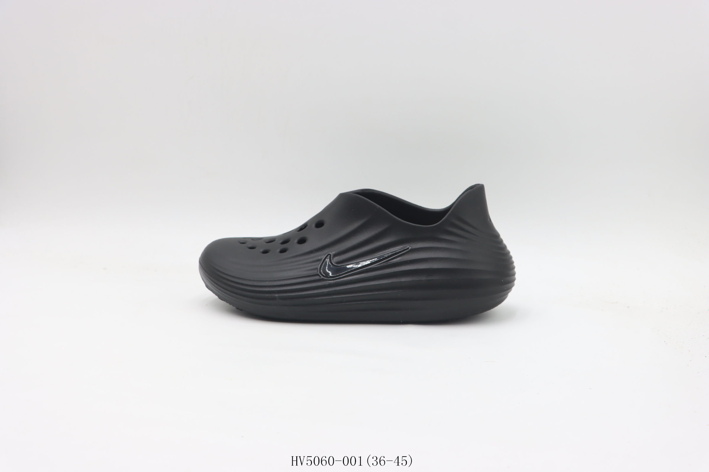 【真标 拖鞋系列】耐克/NIKE 耐克拖鞋 黑色 货号:HV5060-001 ❗❗❗ 耐克(NIKE)ReactX Rejuven8 沙滩鞋 柔软回弹耐磨透气凉拖鞋 包头凉鞋25夏季新款轻便透气洞洞鞋外穿休闲鞋采用质感柔软且出众回弹的 ReactX 泡绵,缔造非凡舒适的日常穿着体验,助你保持活力.ReactX 泡绵为双足营造柔软出众、回弹缓震的舒适感受橡胶外底,提供可驾驭湿滑地面的强劲抓地力,前足匠心设计,适合不同足形,鞋面透气孔设计,营造出色透气性.