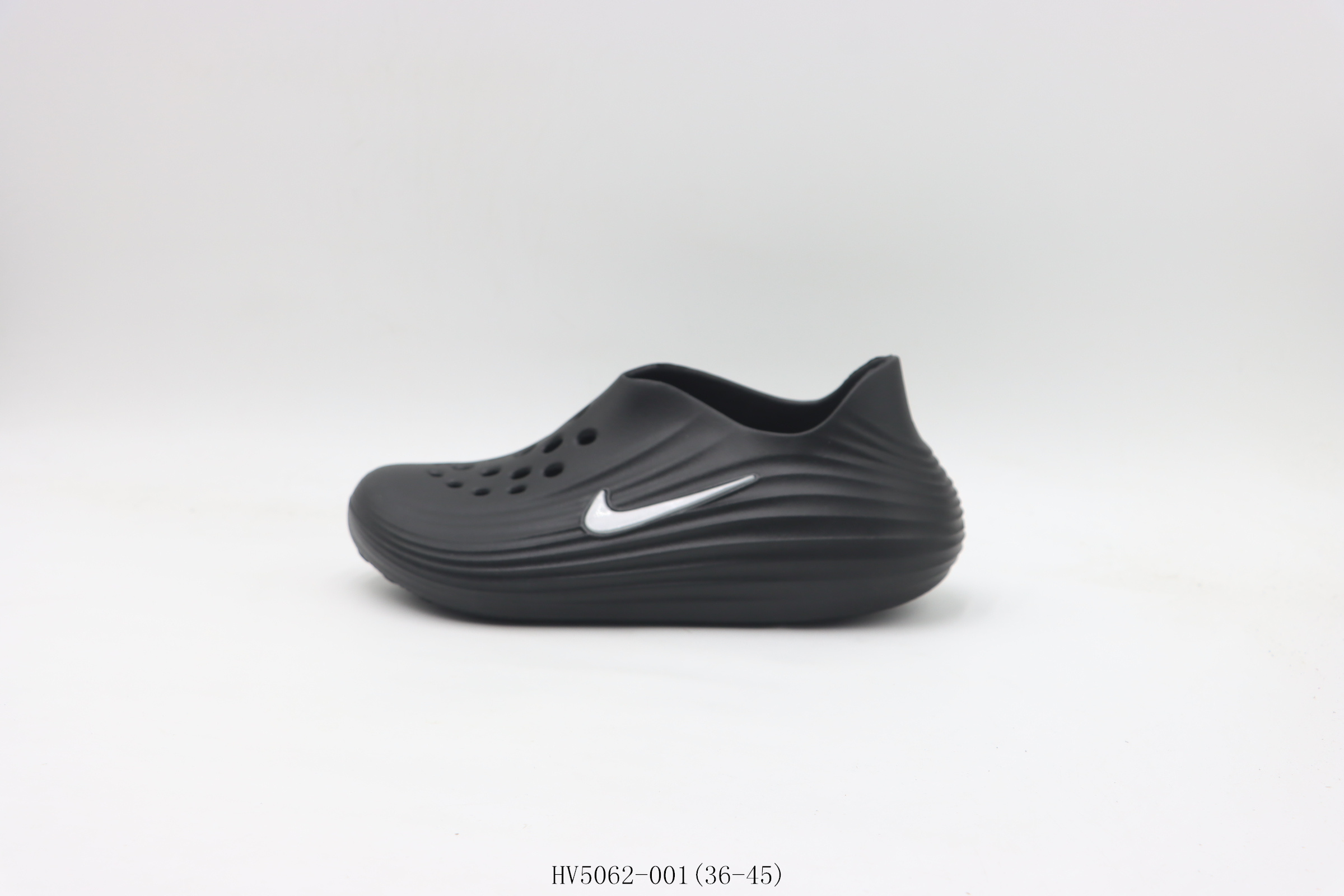 【真标 拖鞋系列】耐克/NIKE 耐克拖鞋 黑白 货号:HV5062-001 ❗❗❗ 耐克(NIKE)ReactX Rejuven8 沙滩鞋 柔软回弹耐磨透气凉拖鞋 包头凉鞋25夏季新款轻便透气洞洞鞋外穿休闲鞋采用质感柔软且出众回弹的 ReactX 泡绵,缔造非凡舒适的日常穿着体验,助你保持活力.ReactX 泡绵为双足营造柔软出众、回弹缓震的舒适感受橡胶外底,提供可驾驭湿滑地面的强劲抓地力,前足匠心设计,适合不同足形,鞋面透气孔设计,营造出色透气性.