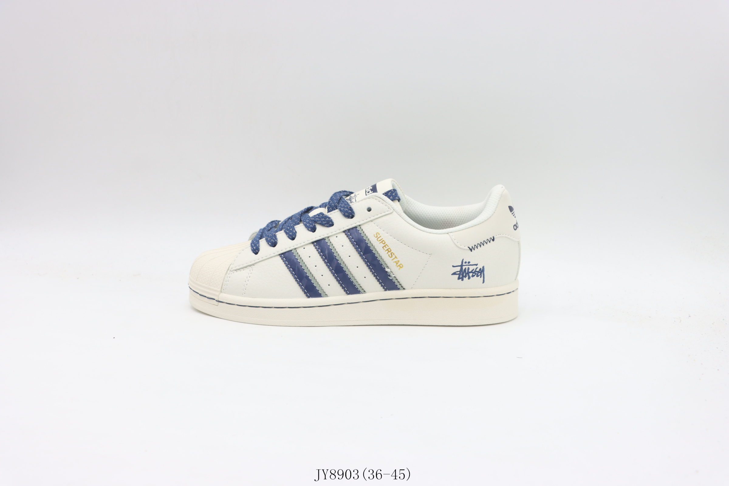 💰200
【公司级     贝壳头系列】阿迪达斯/Adidas  阿迪三叶草贝壳头板鞋      白蓝斯图西
货号：JY8903尺码：36 36.5 37 38 38.5 39 40 40.5 41 42 42.5 43 44 45
❗️❗️❗️
阿迪达斯AdidasSUPERSTAR贝壳头系列低帮百搭休闲运动板鞋