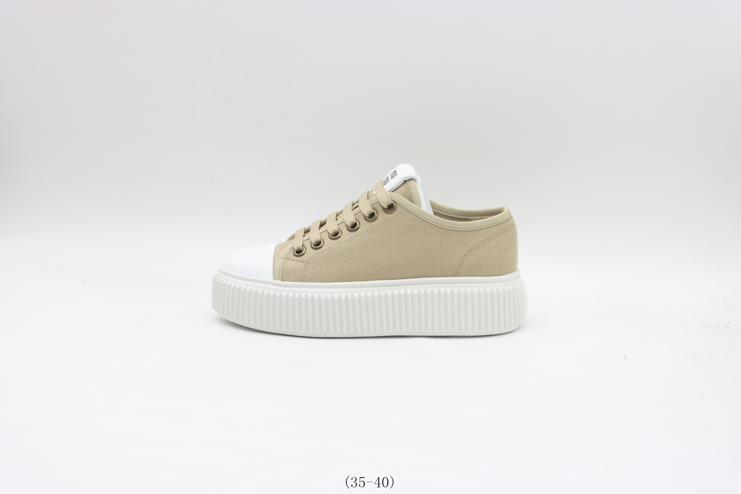 💰280
【公司级 miumiu系列】miumiu低帮 休闲鞋 卡其
货号:-尺码:35 36 37 38 39 40
❗️❗️❗️
miumiu·缪缪2025早春时尚新品,厚底轻便**鞋。体现了Miu Miu 的大胆特色,尽展女士魅力,简约线条 ,别致徽标饰于鞋舌点缀,现代风格简约高级 轻松搭配,尽显女士风彩。羊皮内里