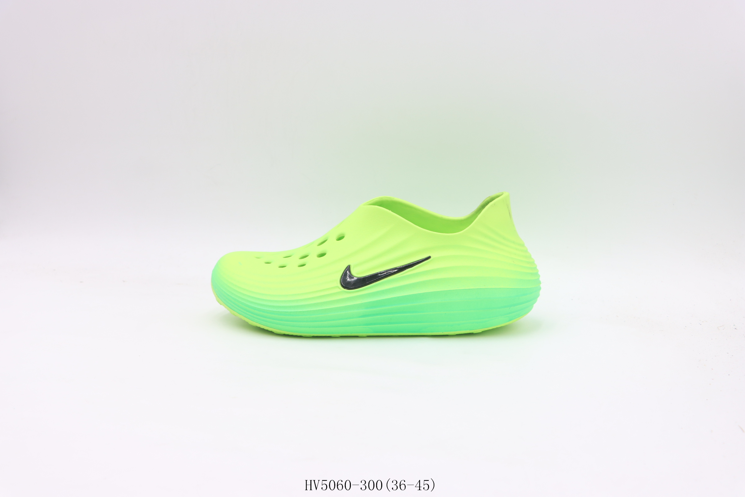 【真标 拖鞋系列】耐克/NIKE 耐克拖鞋 荧光绿 货号:HV5060-300 ❗❗❗ 耐克(NIKE)ReactX Rejuven8 沙滩鞋 柔软回弹耐磨透气凉拖鞋 包头凉鞋25夏季新款轻便透气洞洞鞋外穿休闲鞋采用质感柔软且出众回弹的 ReactX 泡绵,缔造非凡舒适的日常穿着体验,助你保持活力.ReactX 泡绵为双足营造柔软出众、回弹缓震的舒适感受橡胶外底,提供可驾驭湿滑地面的强劲抓地力,前足匠心设计,适合不同足形,鞋面透气孔设计,营造出色透气性.